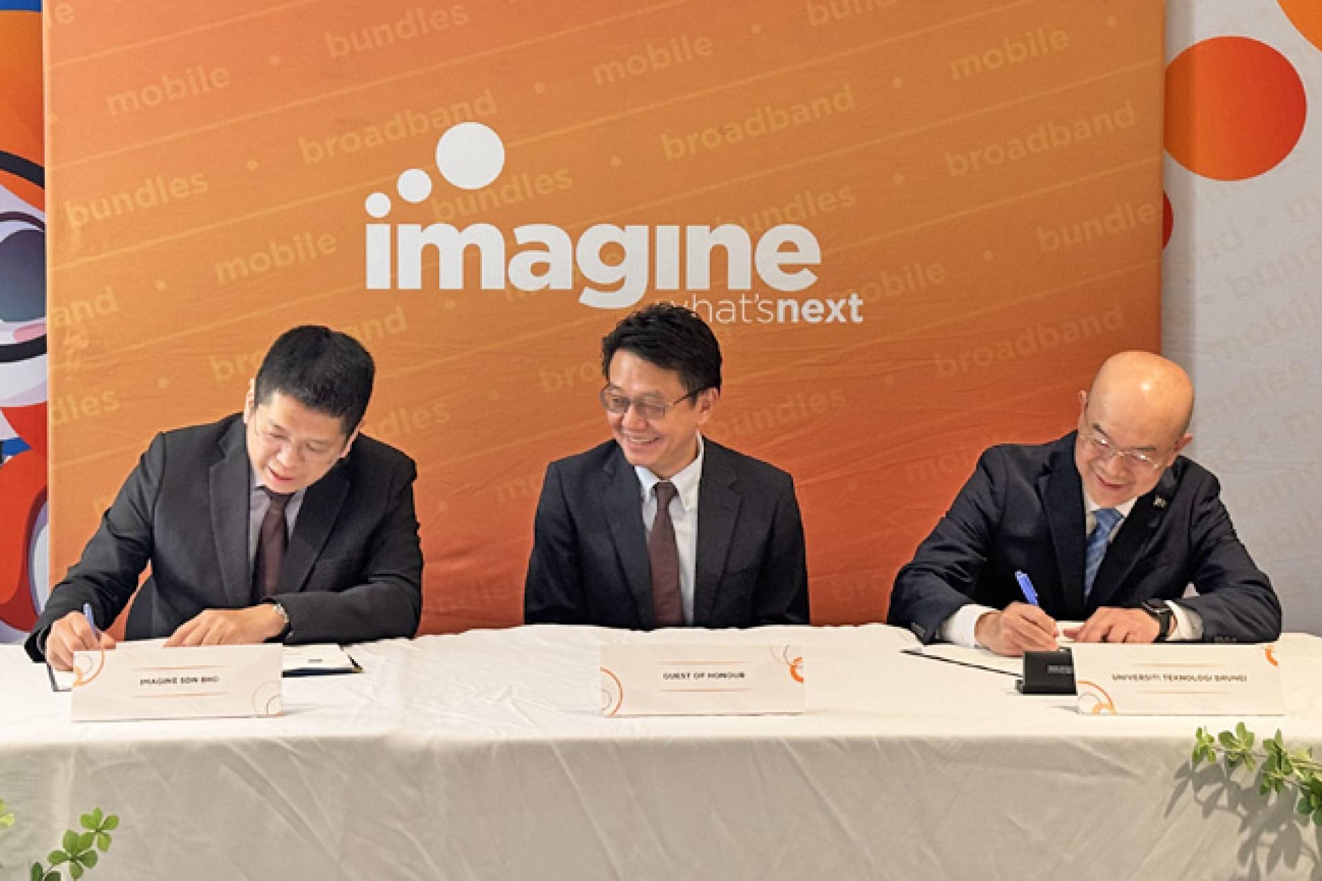 Imagine 董事会成员兼代首 席执行官温贤荣与汶莱理工大学代校长莫哈末沙夫博士签署谅解备忘录，中为教育部副常任秘书陈伟坚博士
