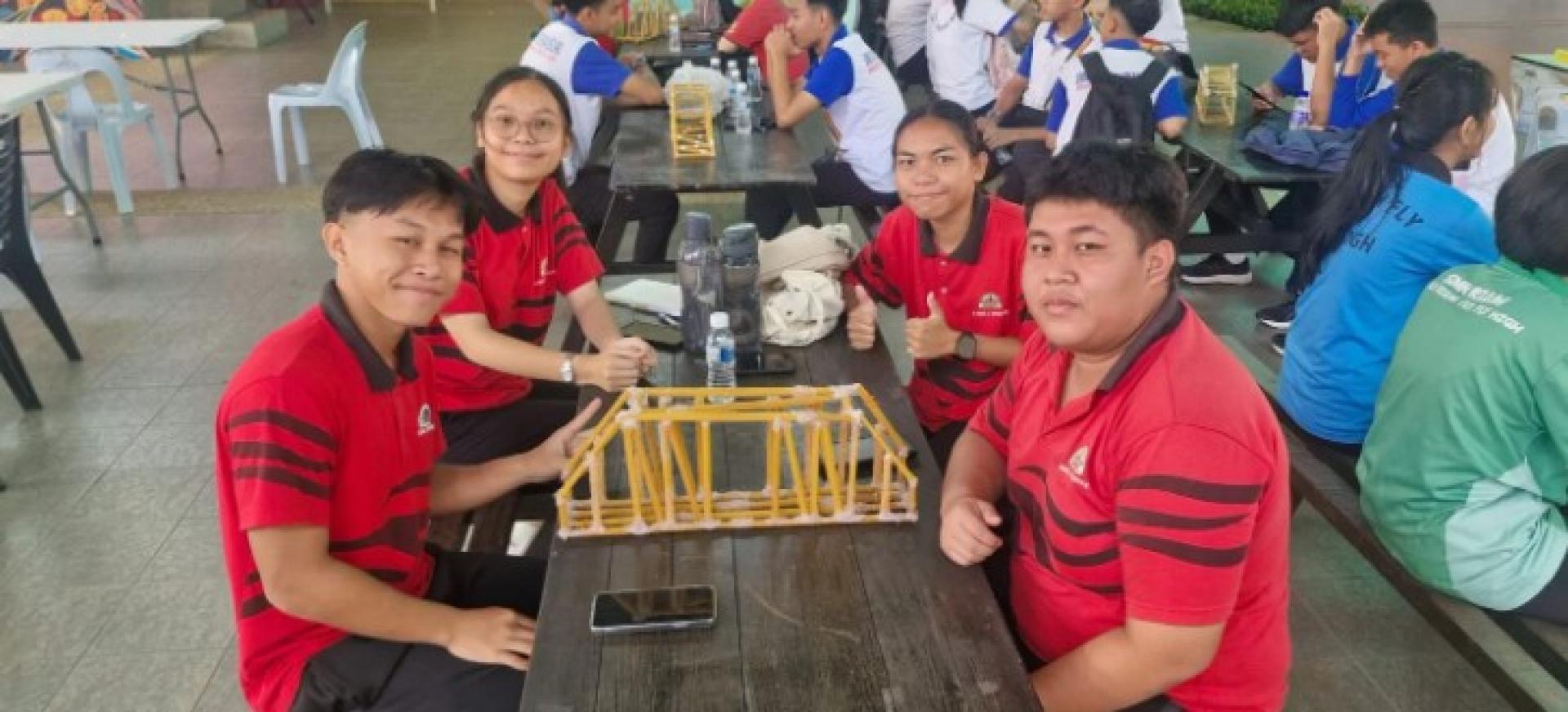 学生在比赛中合作迎接戏剧性的“建造与破坏”时刻。