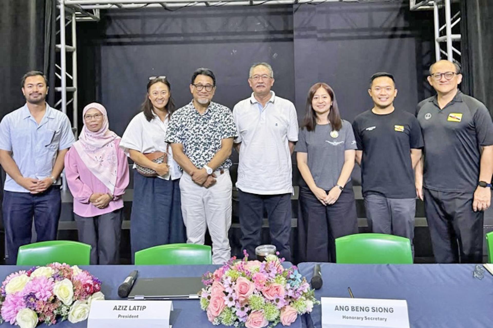 汶莱业余游泳协会新一届执行委员会成员合影。