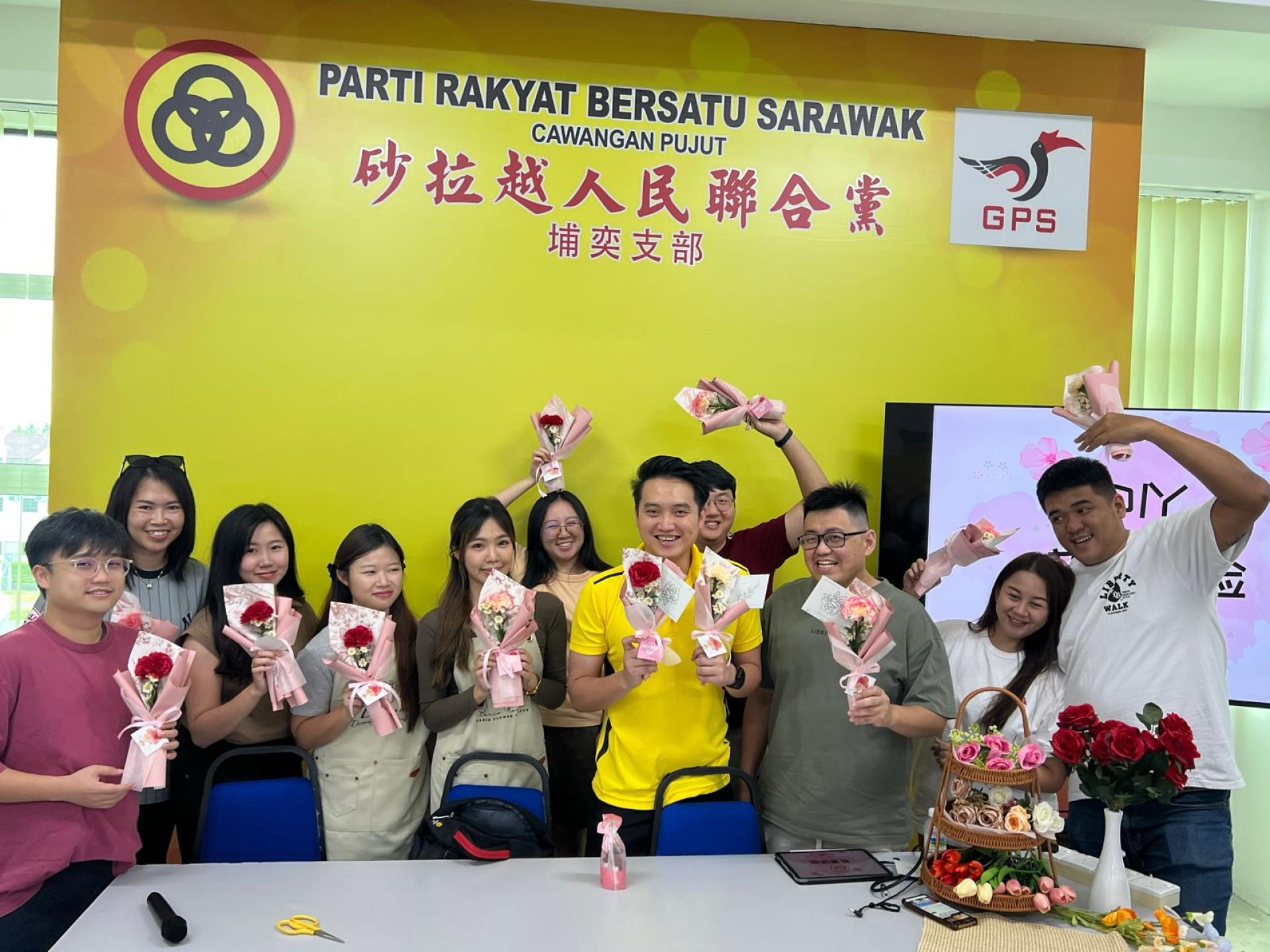 图为参与自制花束课程的青年团员合影于课程后。前排左5为团长许勋扬。