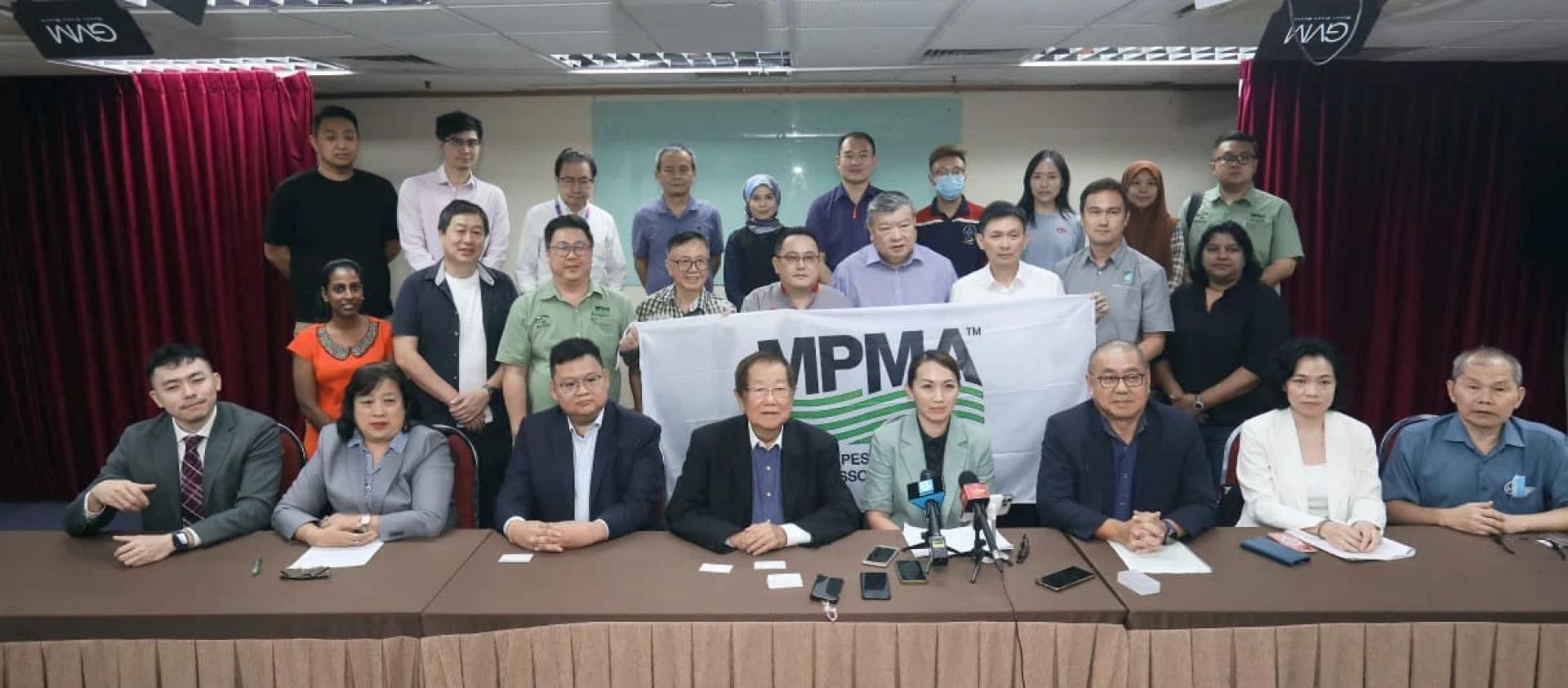 大马害虫管理协会会员等人，周二（6日）出席张天赐（坐者左4）的记者会，坐者左起张朝盛、蓝如仪、郭文辉、林丽晶、汤木、何雪晶与徐源和。