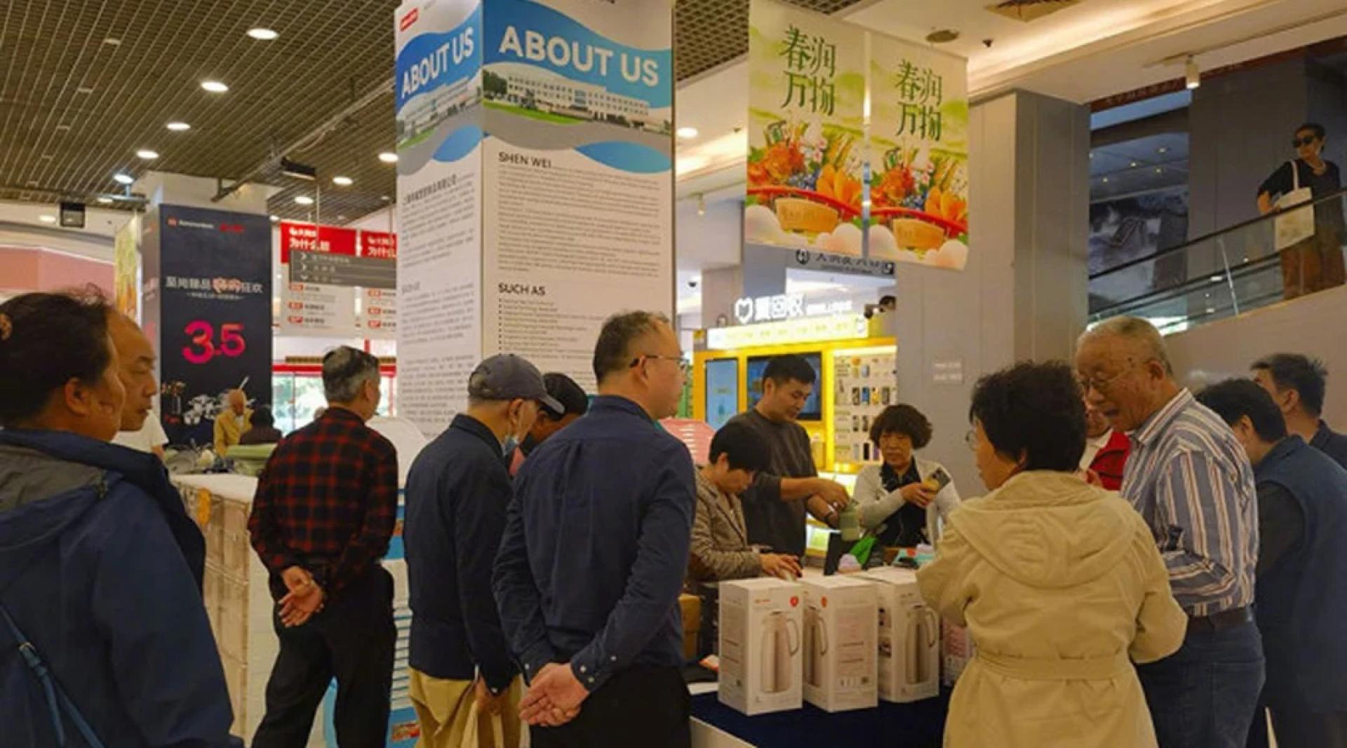 上海环球港出口商品展销会于五一前开幕，吸引民众选购货品。