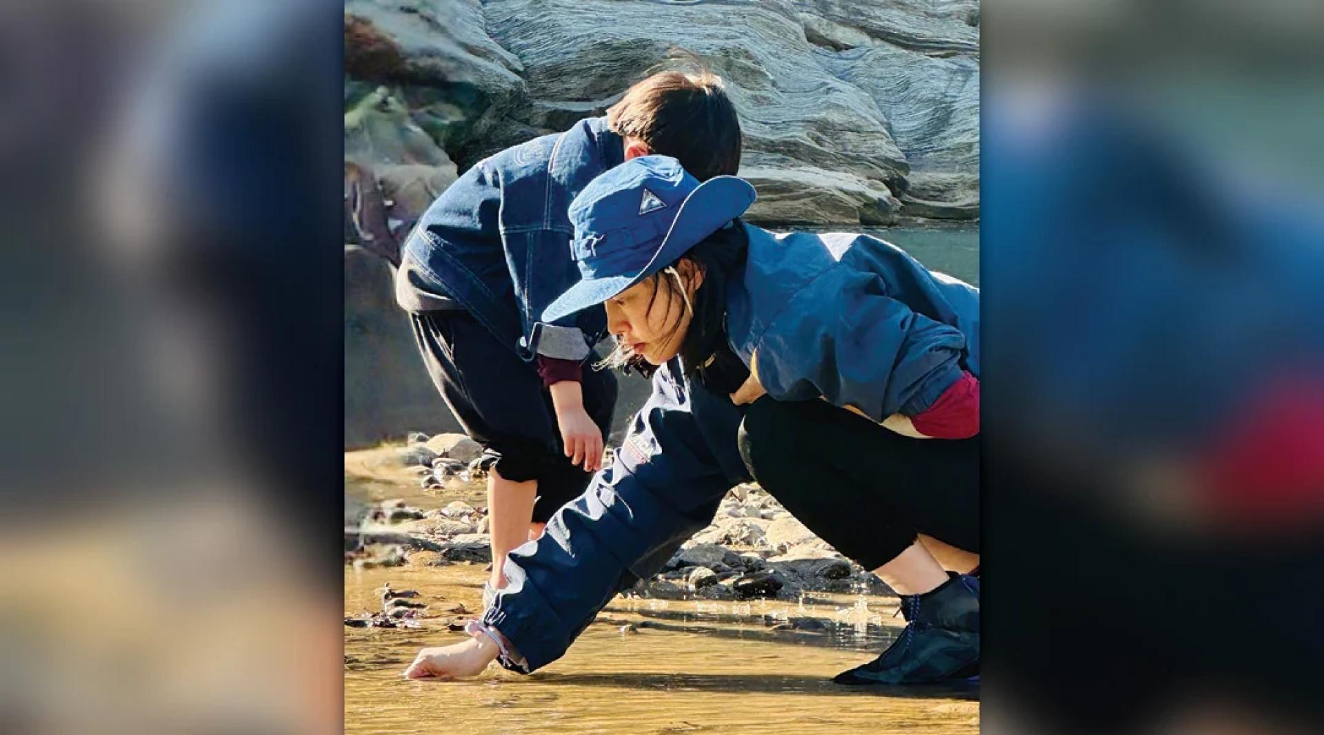 白百何再婚后生下二儿子4年，首度让儿子曝光。