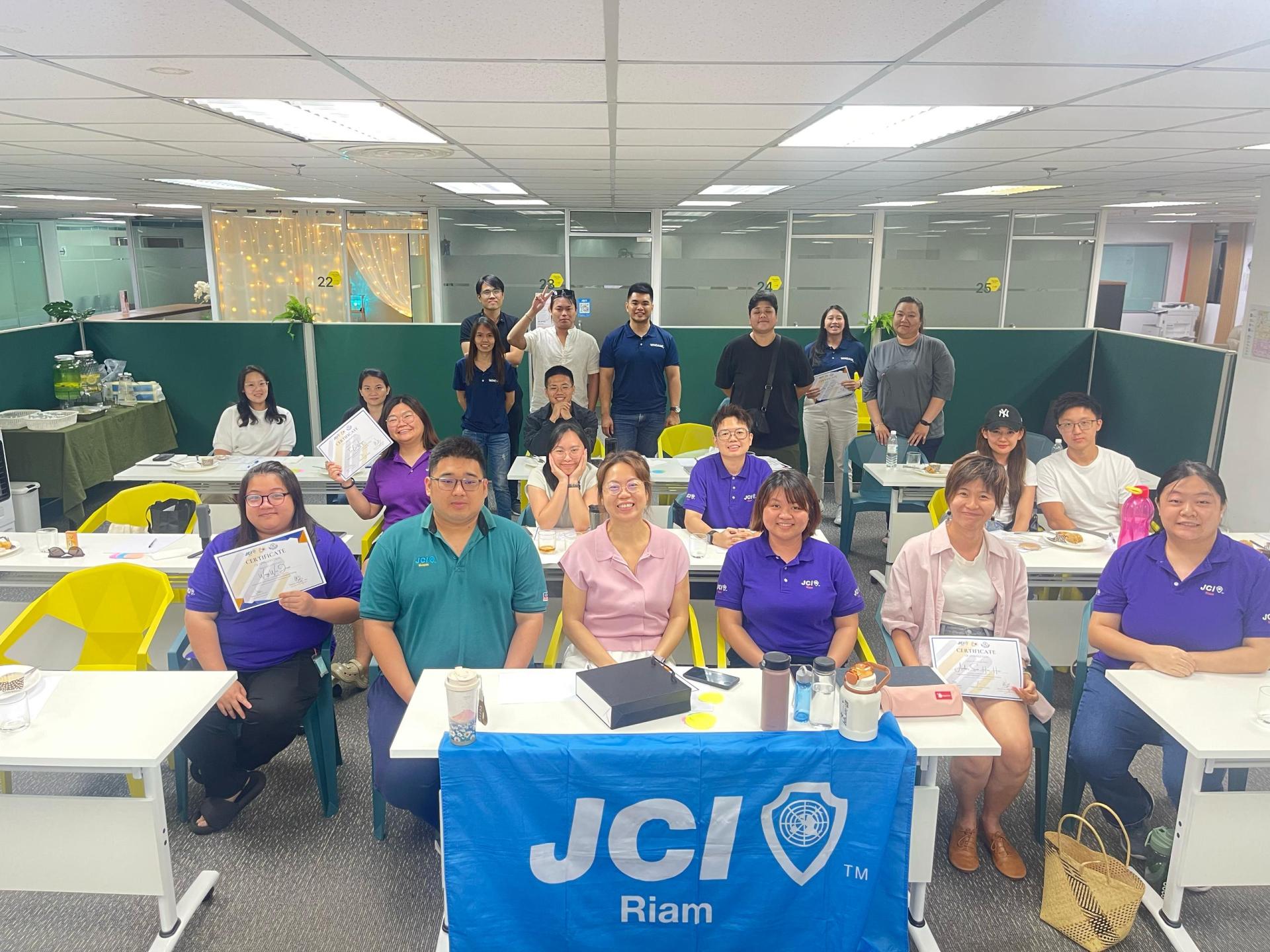 美里廉律国际青年商会举办《突破性格限制》成长工作坊与会者合影。左2起为会长许勋耀，讲师江芷菁，筹备会主席温玟瑄。
