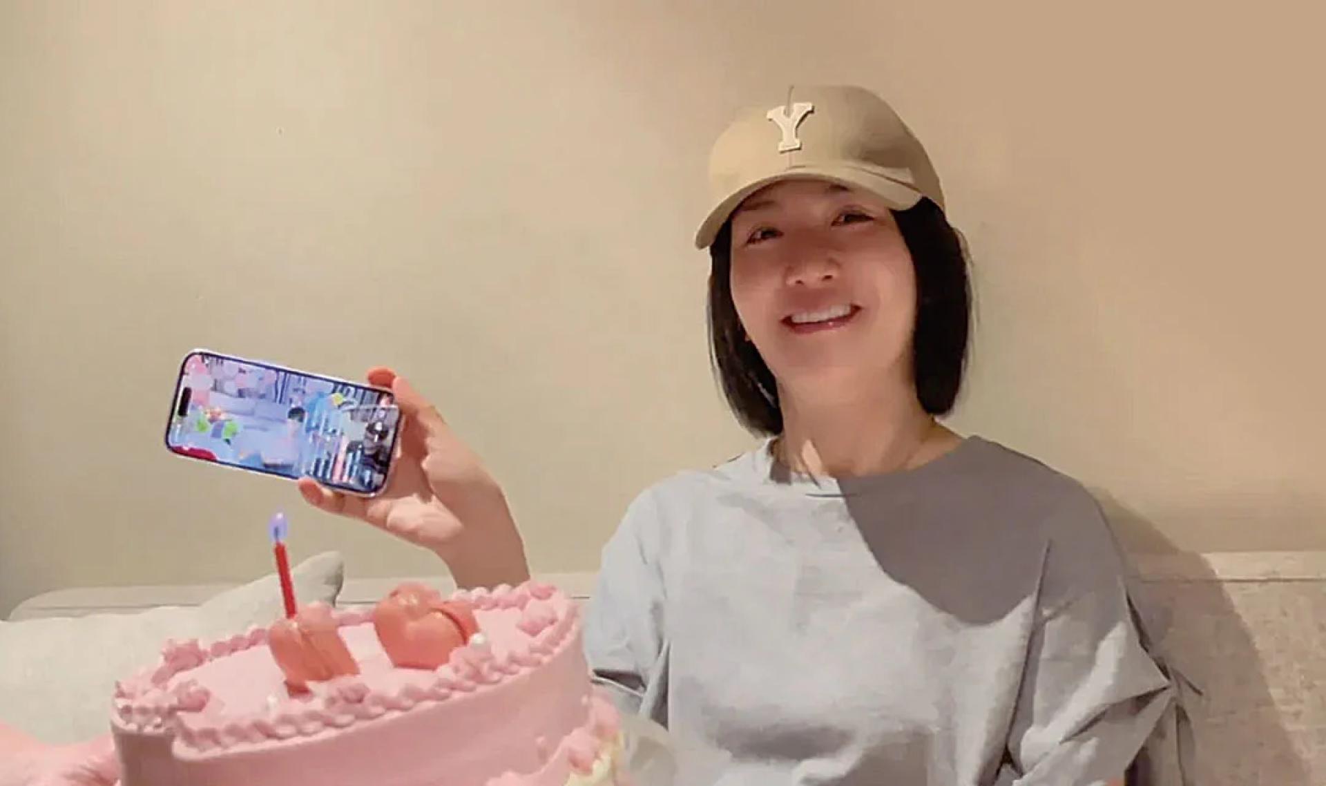 谢娜6日过生日，看着张杰的直播影片，相隔两地切下一样的蛋糕。