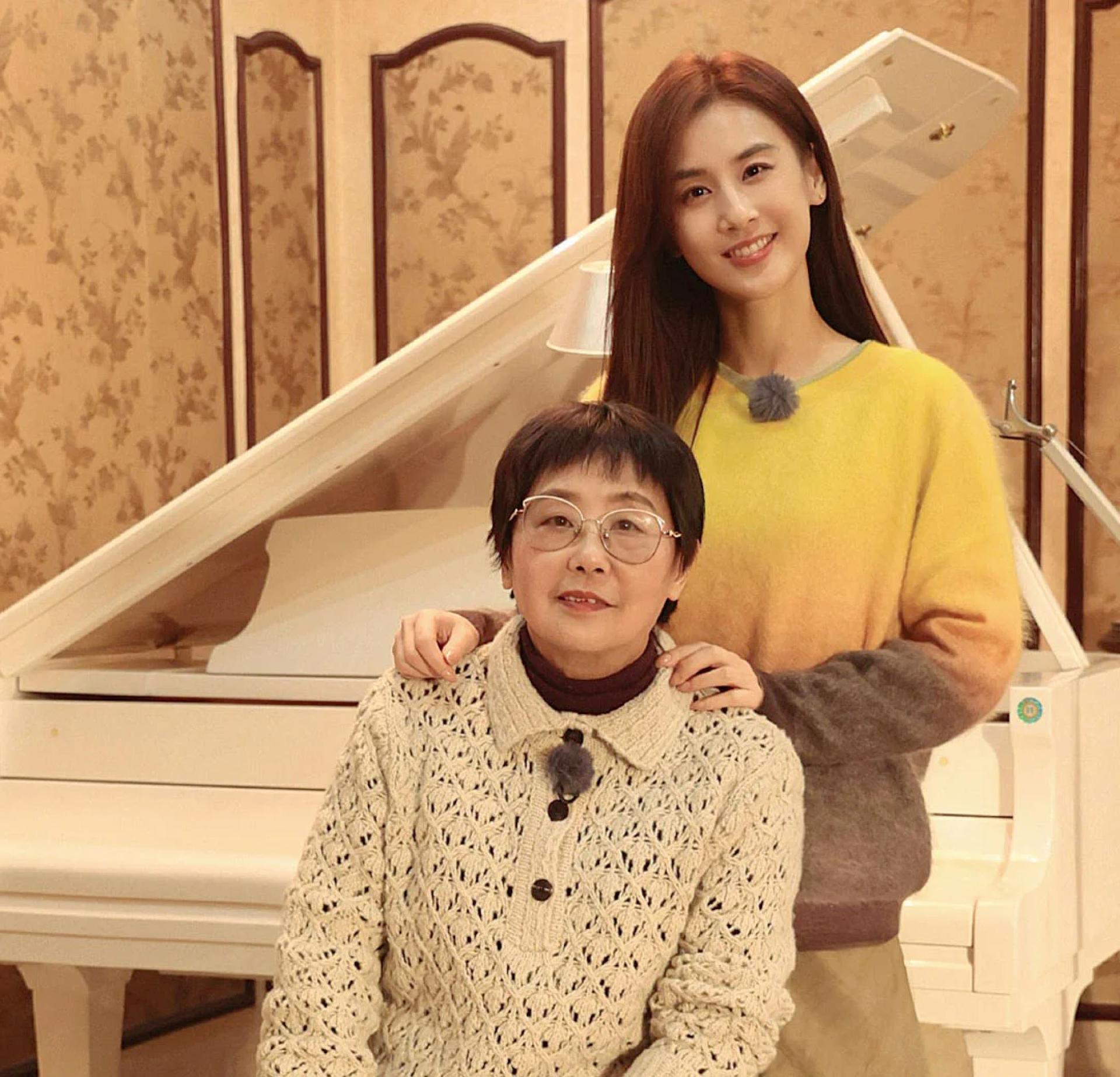 黄圣依带妈妈一起参加《是女儿是妈妈2》。