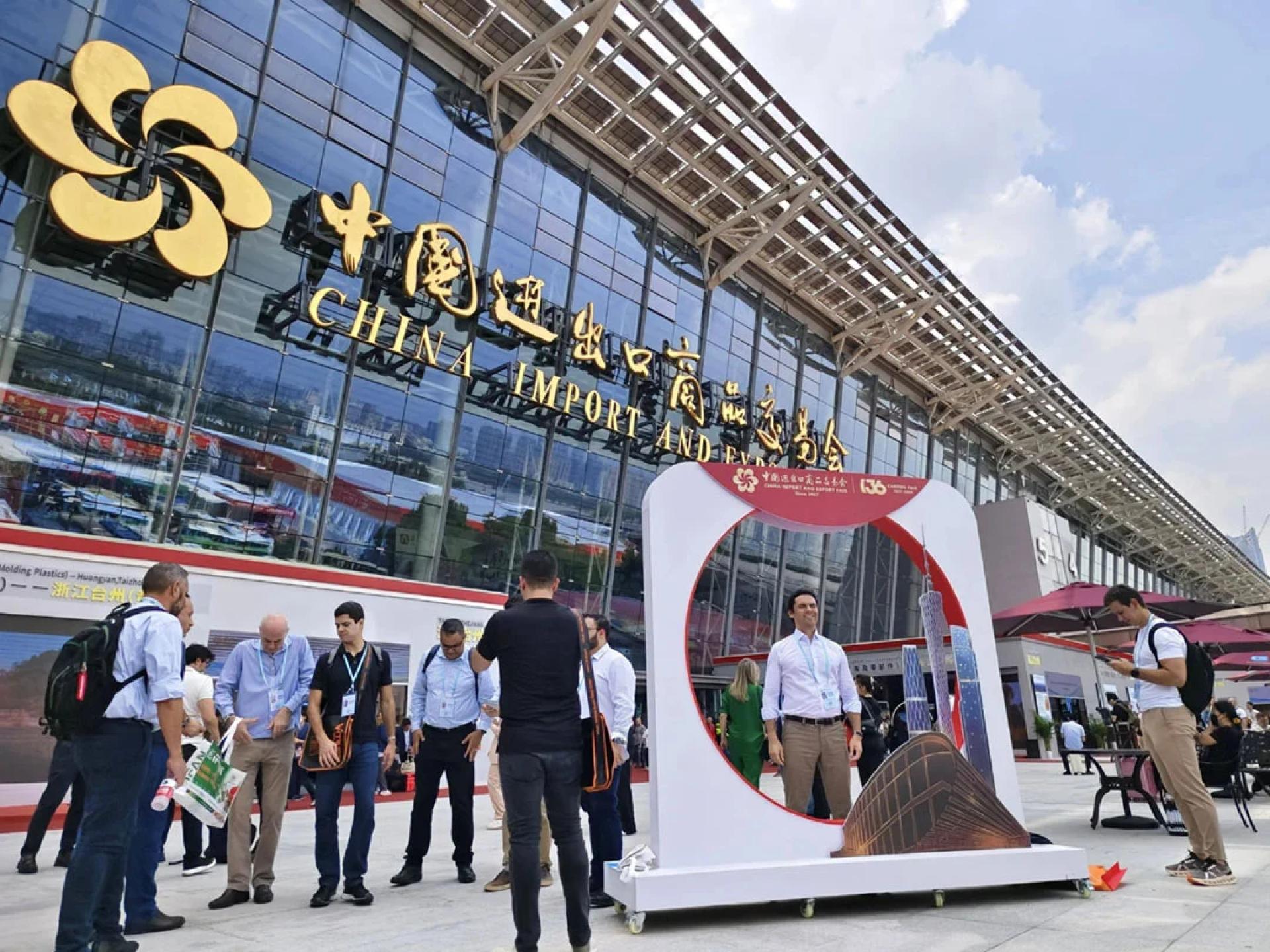 境外采购商在展馆外留影。