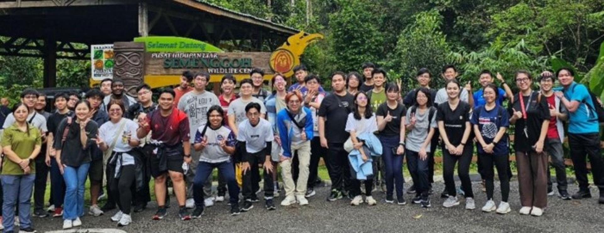 斯威本砂拉越分校与砂拉越林业公司在实地考察期间于实蒙谷自然保护区合影留念。