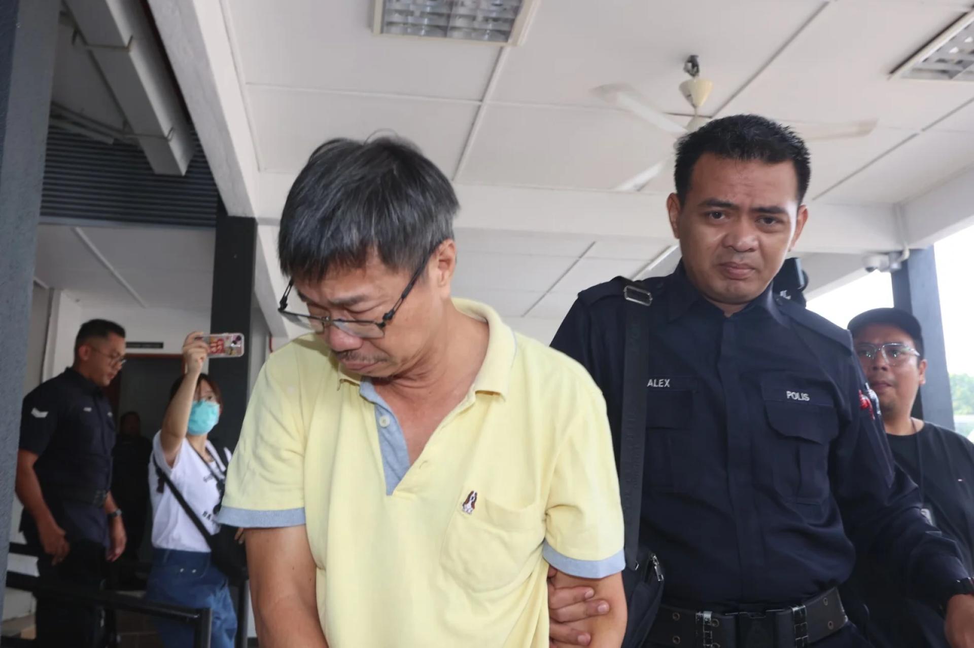 学生客货车司机（前左）被押往法庭面控。