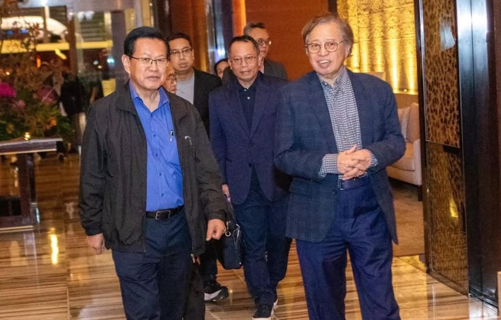 砂总理阿邦佐哈里（右）一行人抵达阿布扎比。