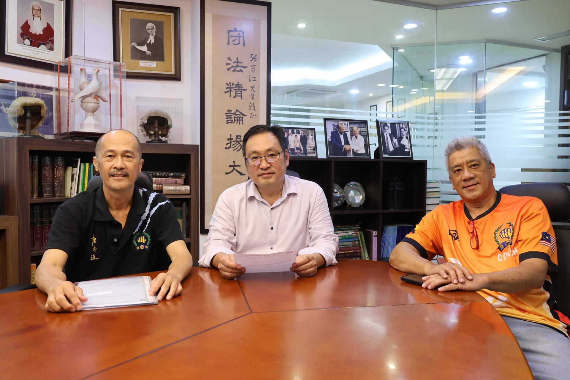 三马拉汉省唐手道协会财政邱昌永（左）拜会实旦宾区国会议员张健仁，汇报 “第六届砂州唐手道锦标赛” 筹备进展时摄。右为教练覃懋农。