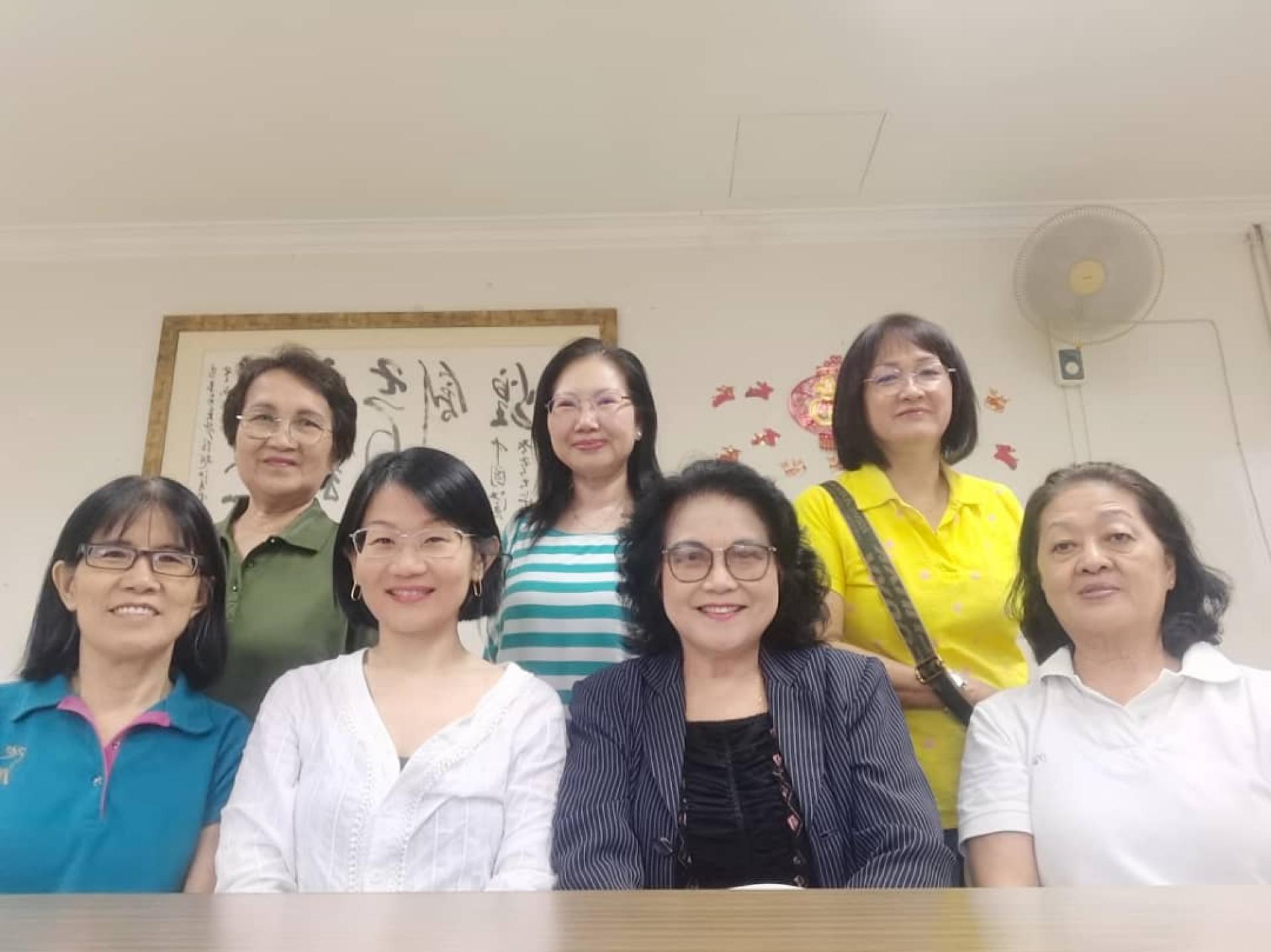 “法律对女性的保护与权益”讲座会主席兼江夏堂黄氏公会妇女组主任黄绣云（坐者右2）与筹委呼吁女性踊跃报名出席讲座会。