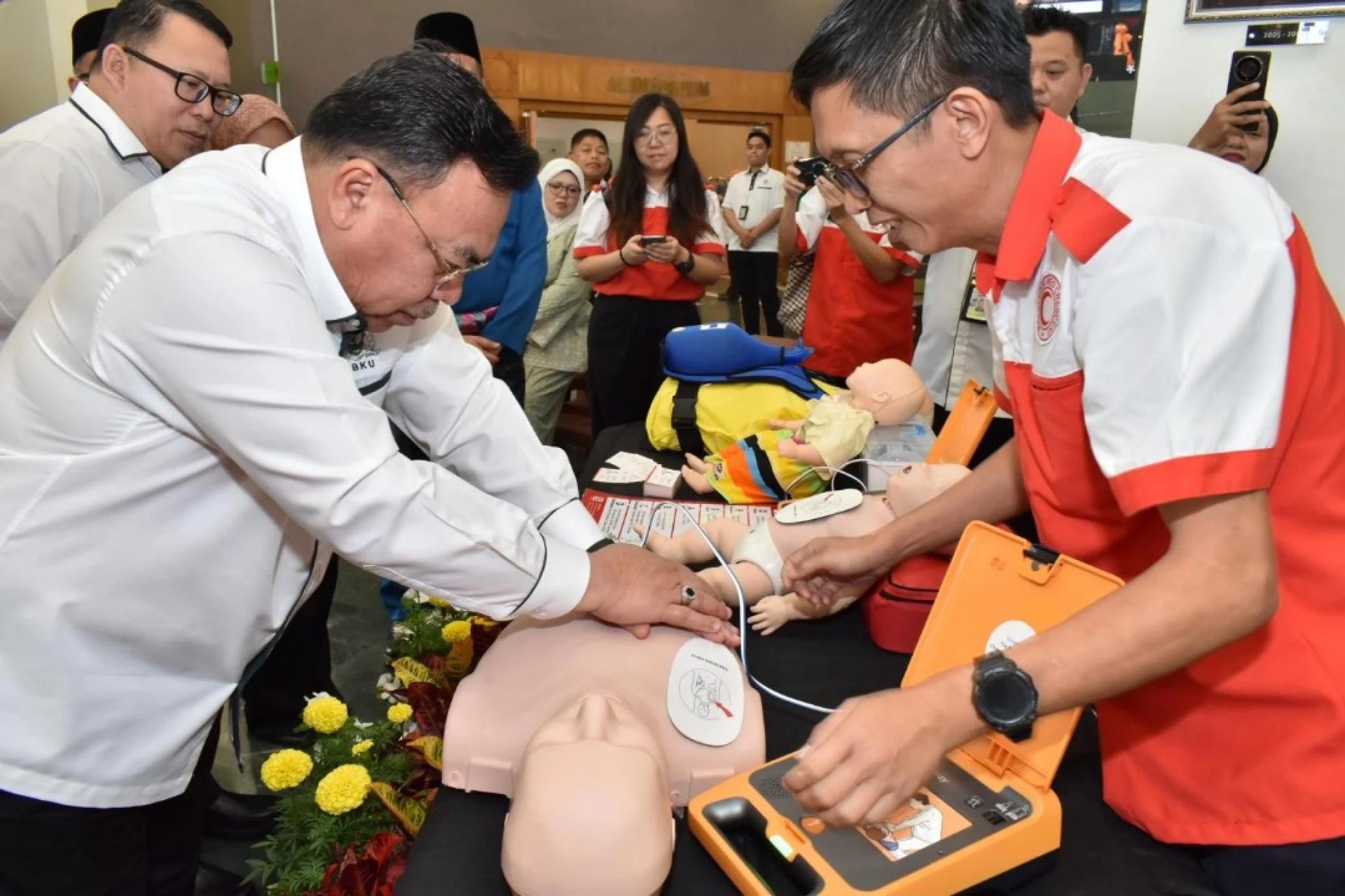 北市人员积极参与心肺复苏(CPR) 以及体外除颤器(AED)的课程学习。
