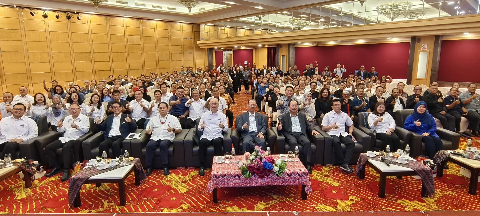 “砂拉越多媒体局美里区电讯与多媒体发展交流会”开幕式后，与会嘉宾合影留念。