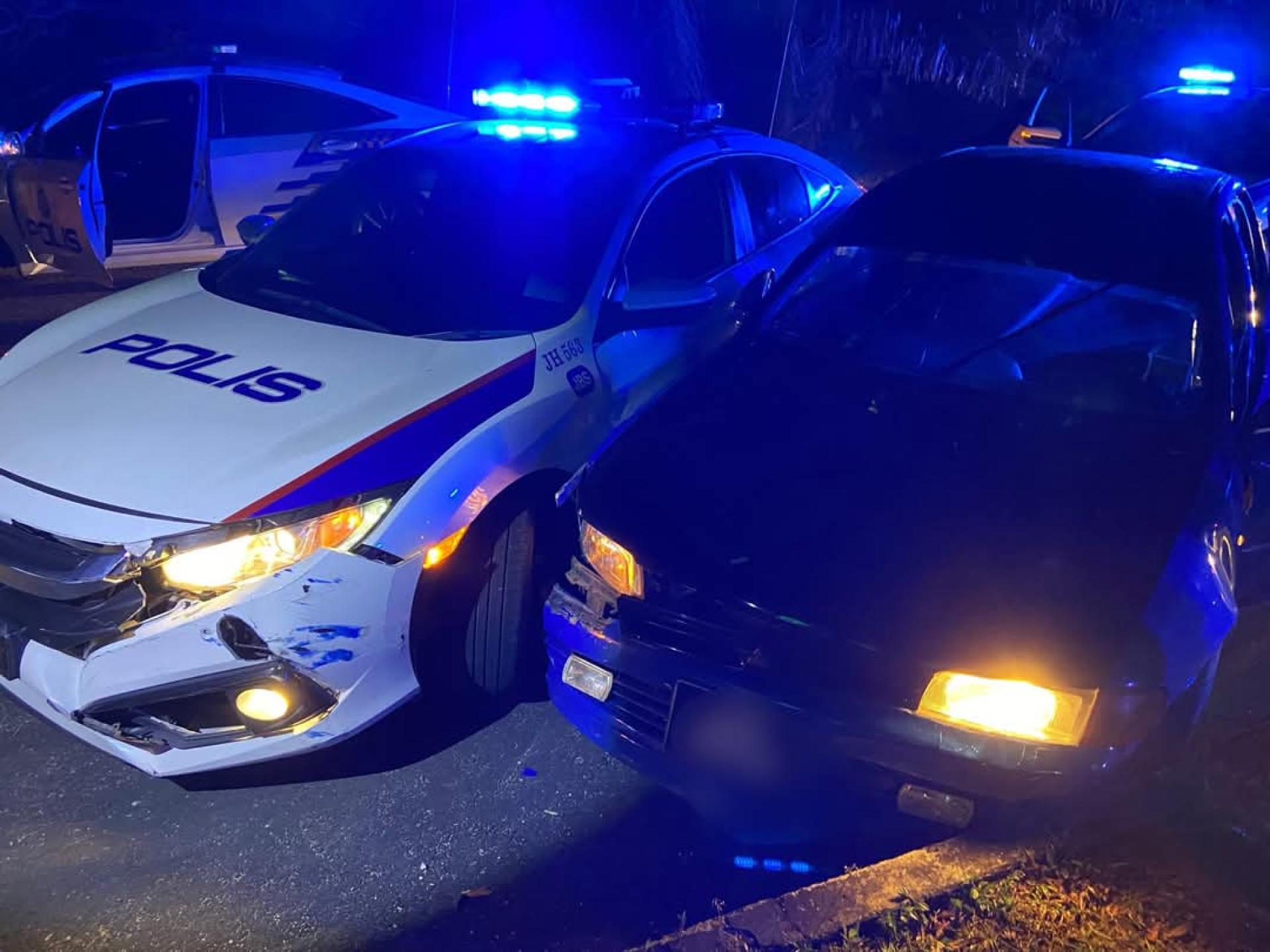 疑犯轿车较后被截停，与警车“紧贴”着。（警方脸书图）