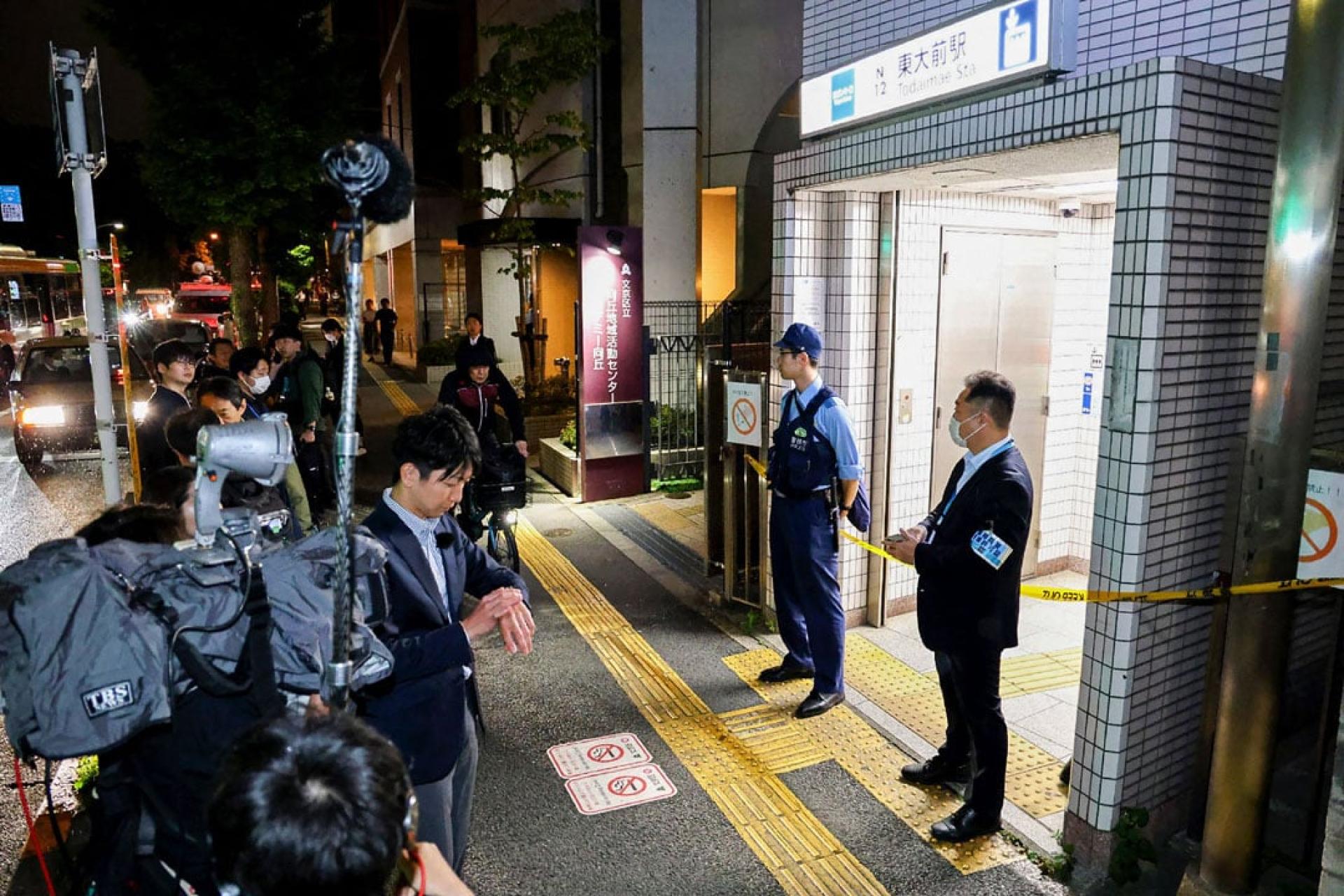 发生持刀伤人事件后，警方封锁东京地铁南北线东大前站入口处。