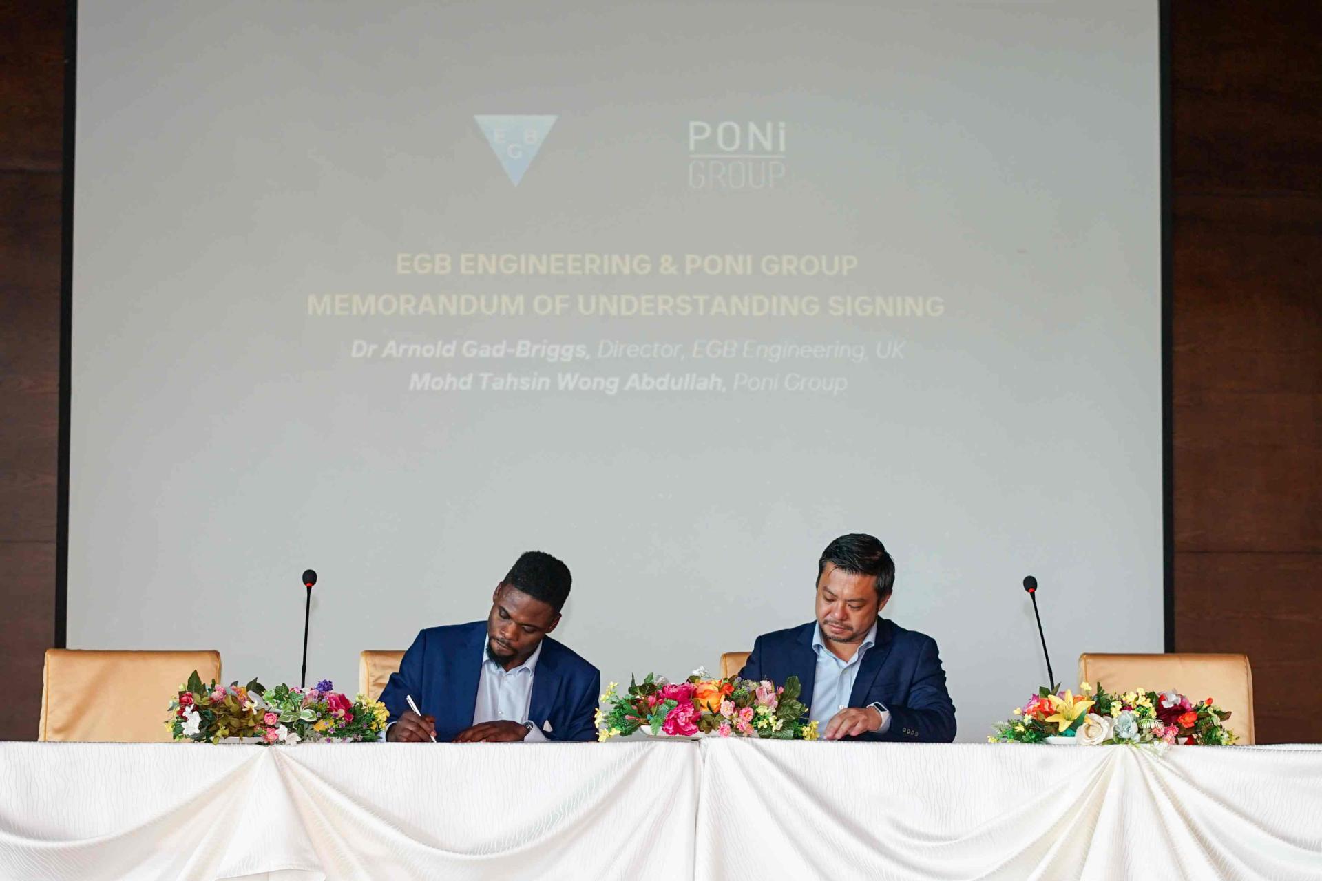 Poni 集团首席执行官 Mohd Tahsin Wong Abdullah 与英国 EGB 工程总监 Arnold Gad-Briggs签署备忘录