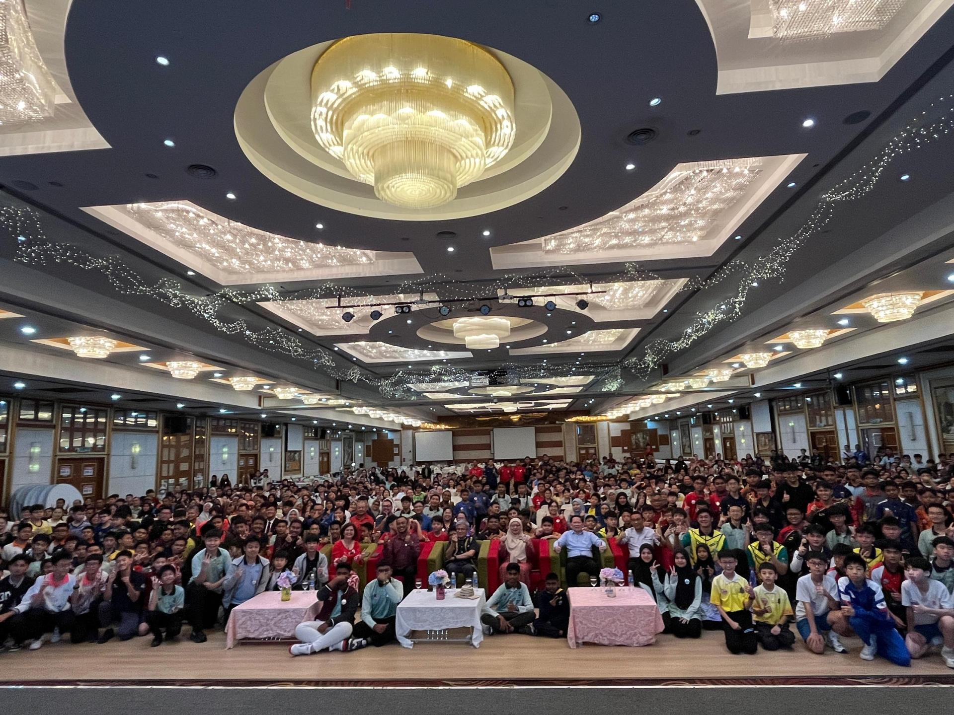 2025年婆罗洲机器人国际锦标赛开幕与会嘉宾及出席者  合影留念。