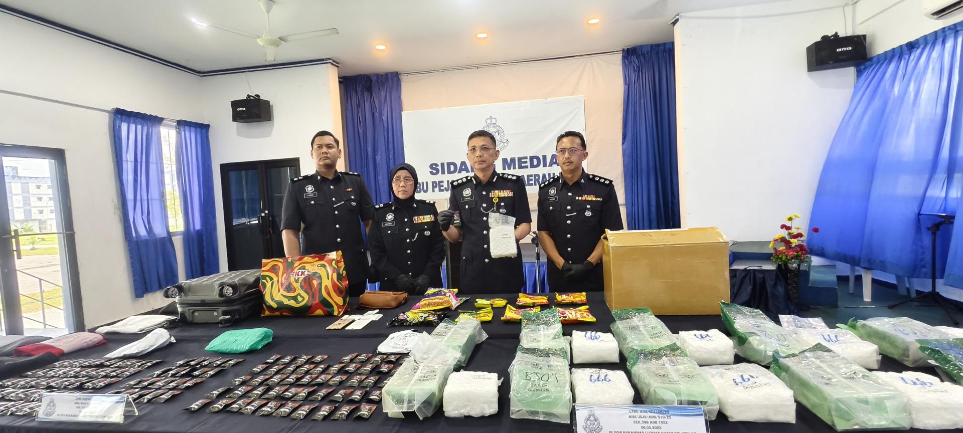美里警区主任李炳强助理总监（左3）向媒体展示起获的毒品。