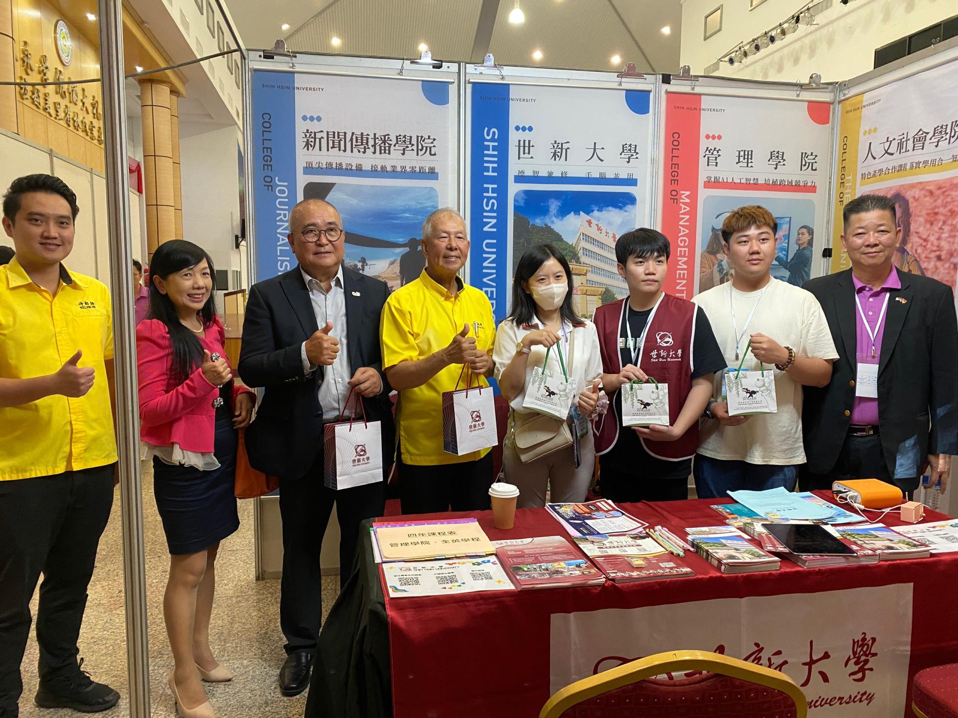 拿督陈超耀（左4）及美里市长俞小珊（左3）等人在走访参展摊位时合照。