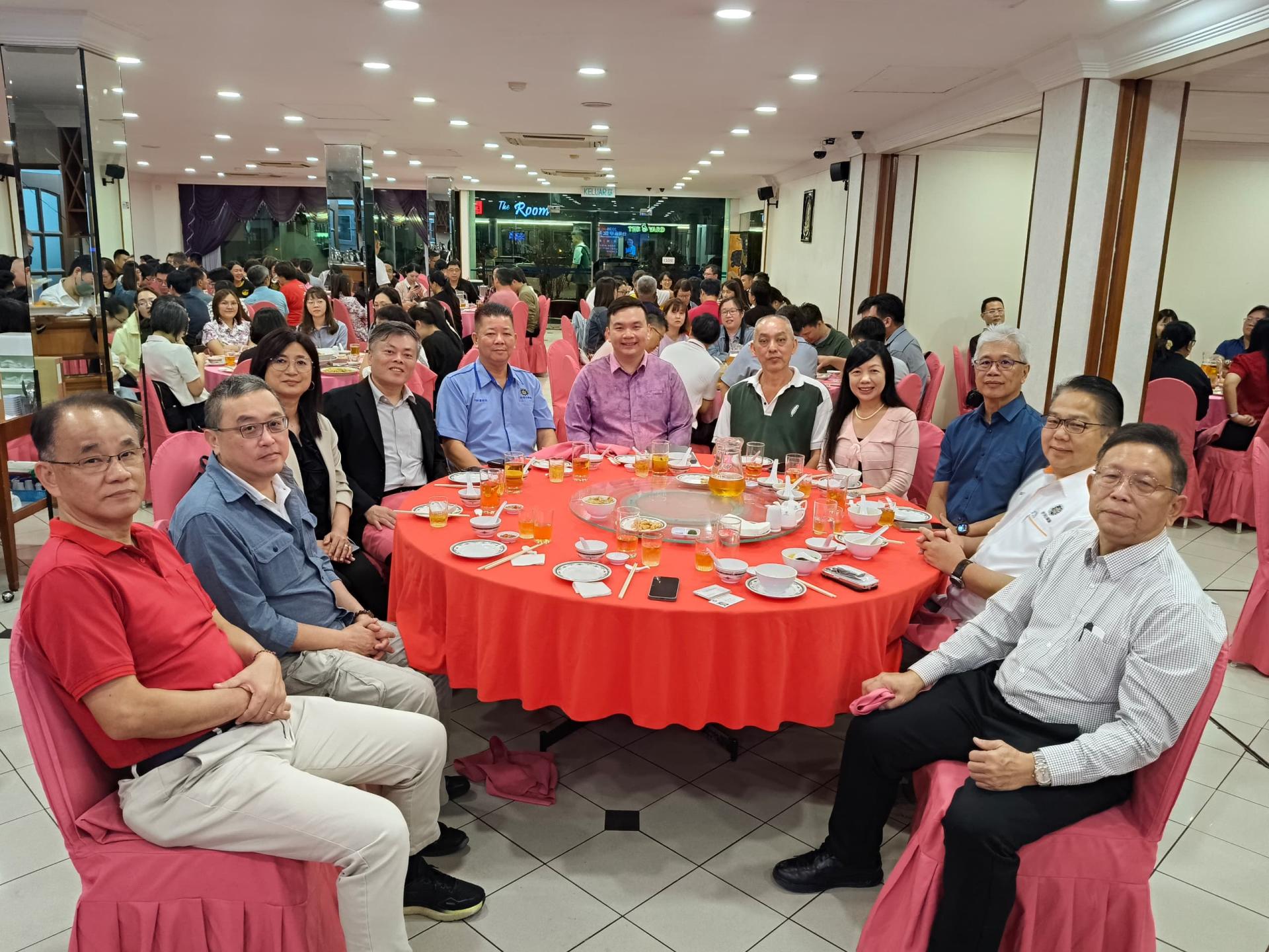 全体主宾合影，包括2025年全马台湾高教展筹委会主席颜  振辉、景文科技大学校长黄荣鹏博士、海外联合招生委员会副秘书长蔡  培慧、总秘书长杨洲松、砂留台同学会总会长萧特财、主宾赵俊文、美  里留台同学会主席林国台、台北经文处教育组组长张佳琳、汶莱留台同  学会副会长陈富荣、顾问杨忠宪及洪进兴。