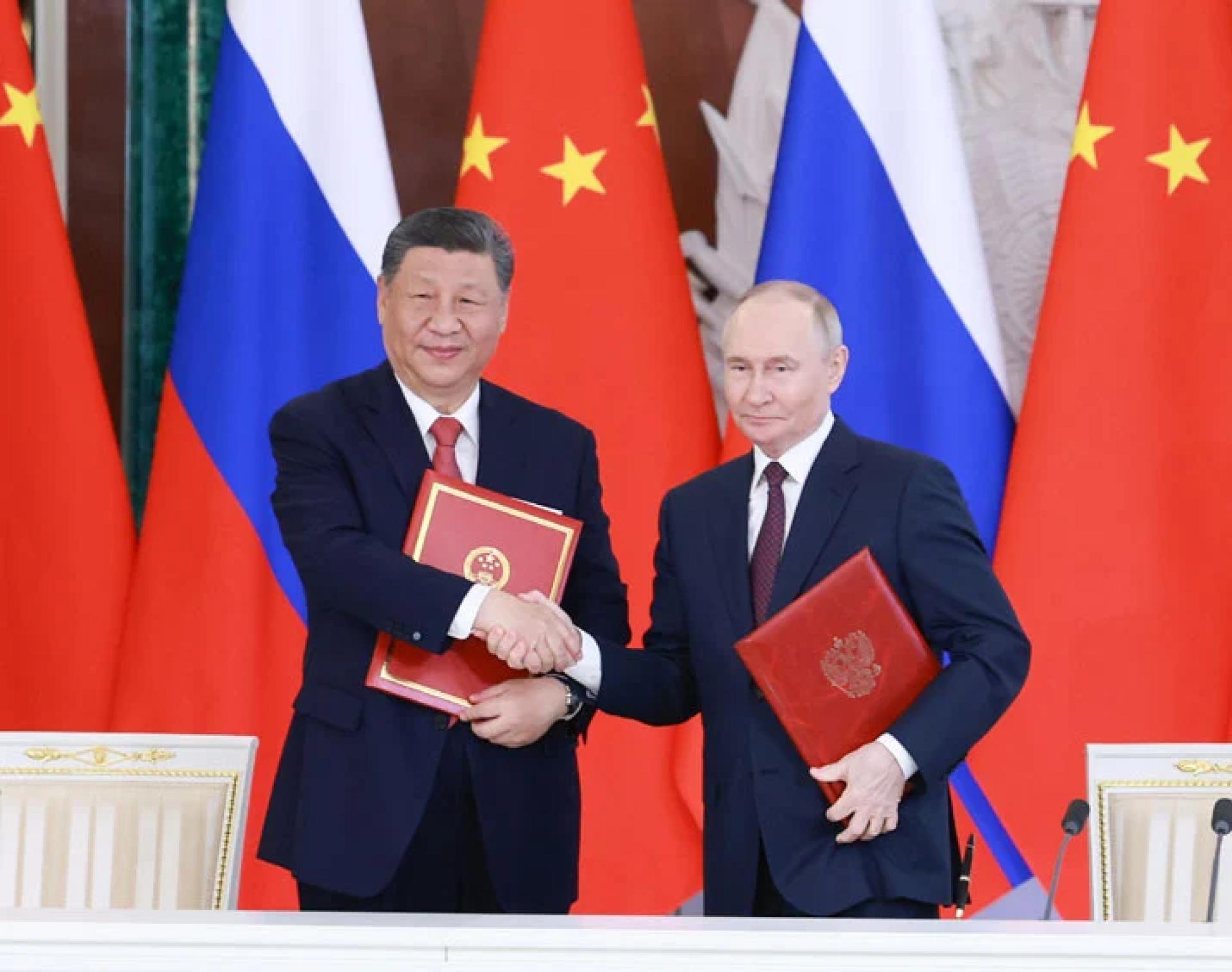 普京与习近平在莫斯科克里姆林宫会谈。（图：新华社）