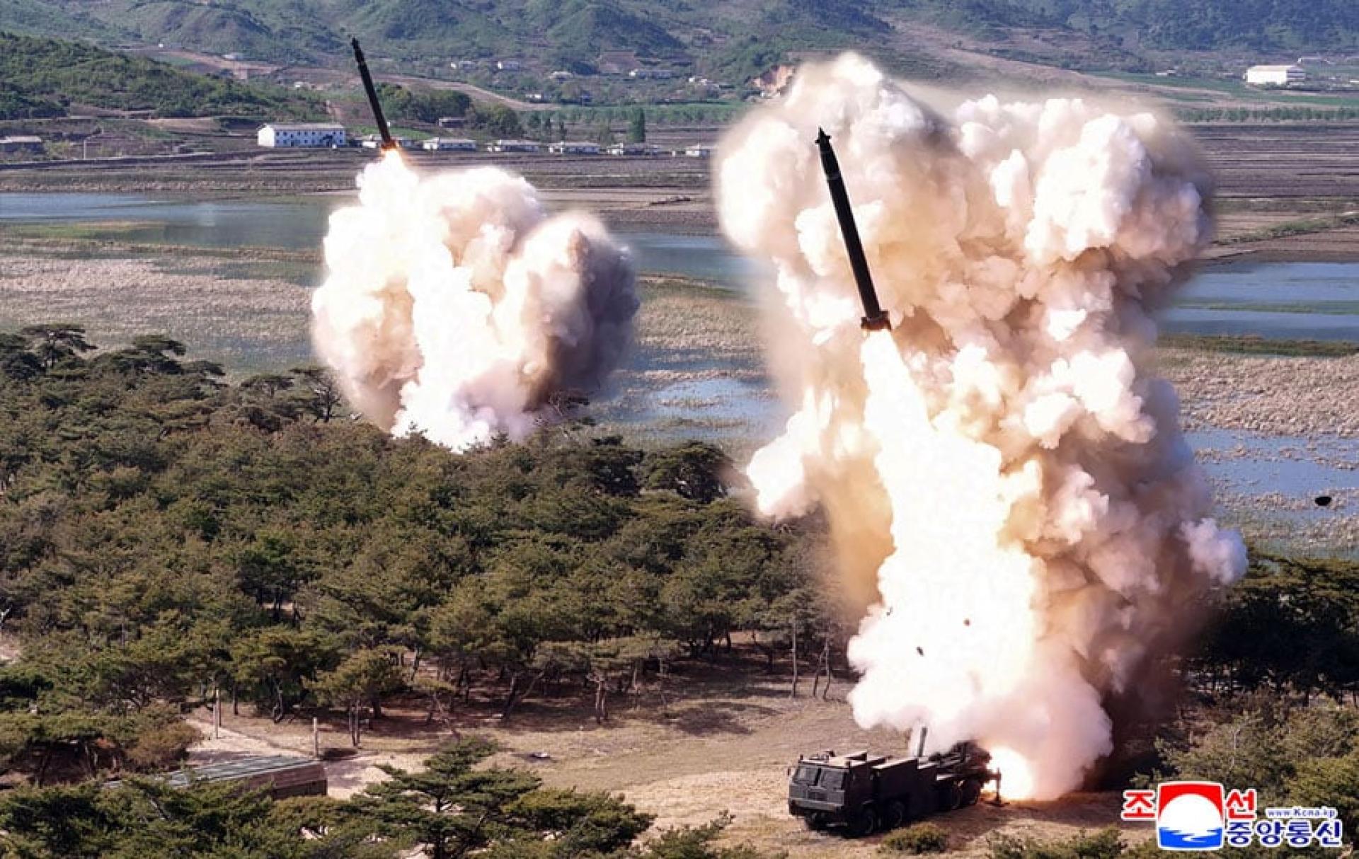 朝鲜东部远程炮兵及导弹兵部队进行联合打击训练。
