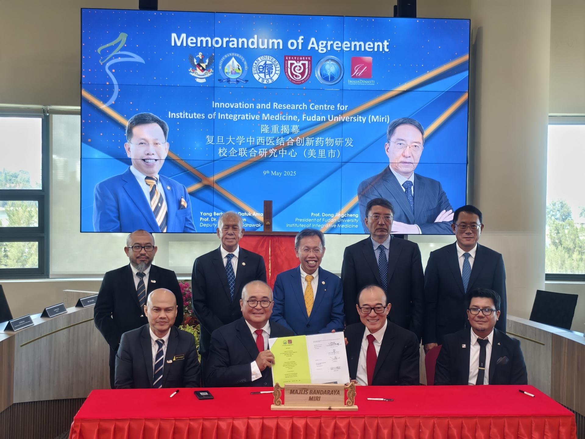 美里市市长俞小珊（左）与美砂集团主席张祖德建筑师签署租赁协议。由砂副总理拿督阿玛沈桂贤  、砂拉越旅游部副部长拿督陈超耀、中国驻古晋总领事邢伟平、复旦大学代表等见证。