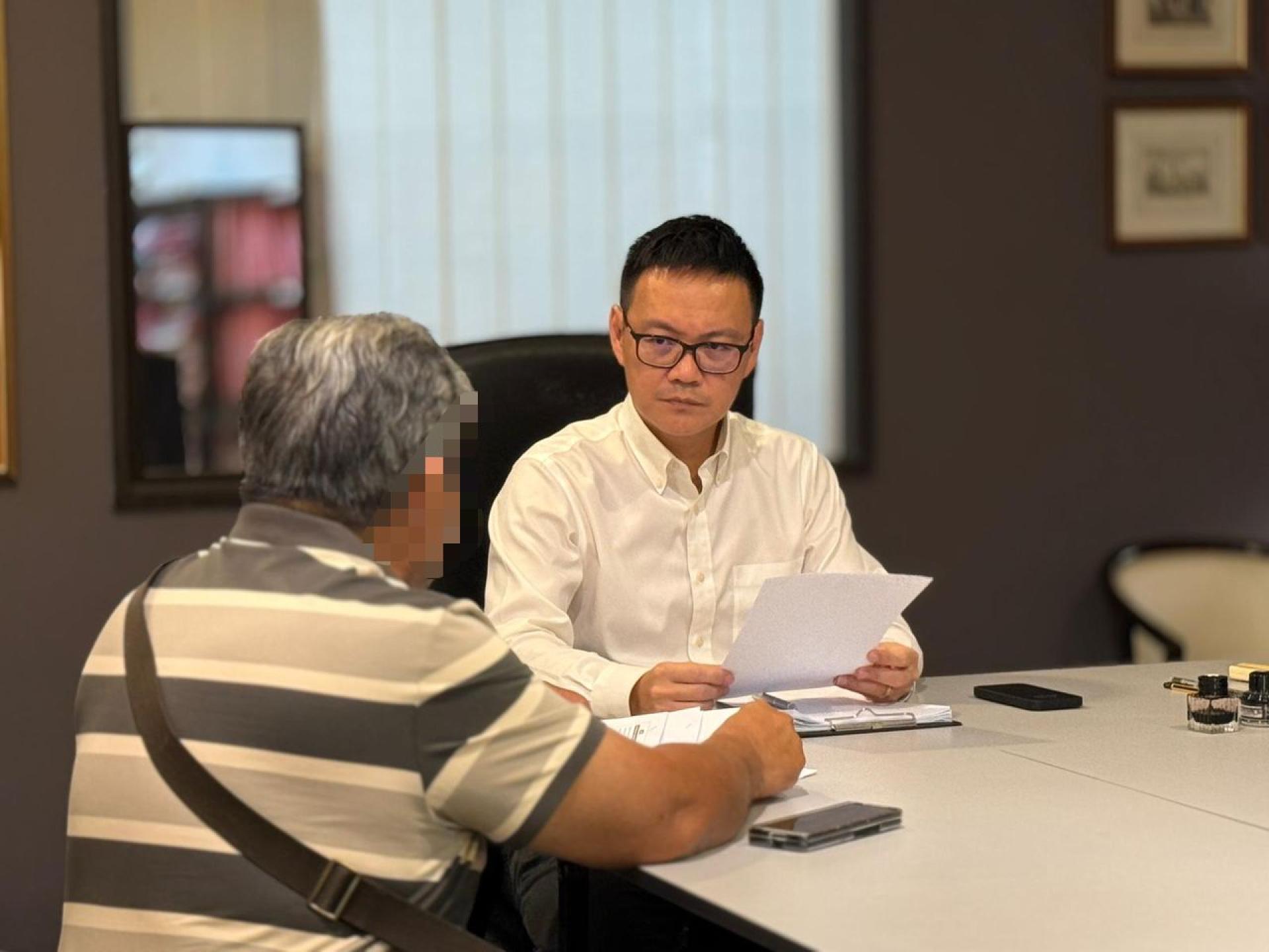 商人（左）向符祥威道出被骗经过。