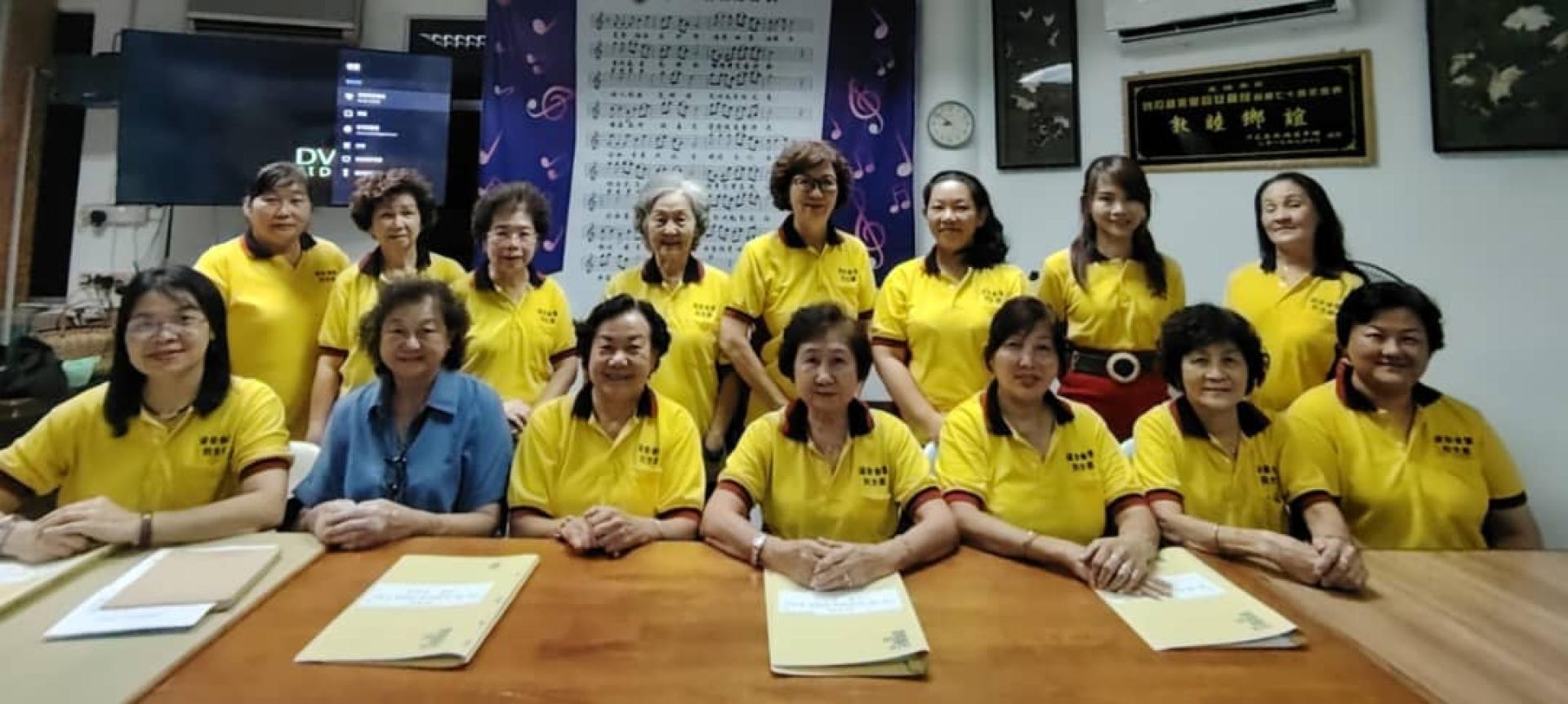 美里诏安会馆妇女组庆祝成立34周年庆暨庆祝双亲节兼主办理事、青年团、妇女组、乐龄组“眉飞色舞 蛇影随行”才艺亲子服装秀全体筹备会成员合影。坐者左3起为妇女组主任沈隆妹及筹备会主席许美娇。