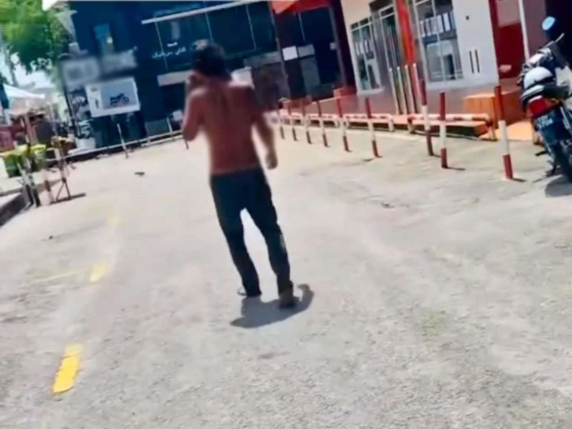 男子赤脚步行，举止异常。