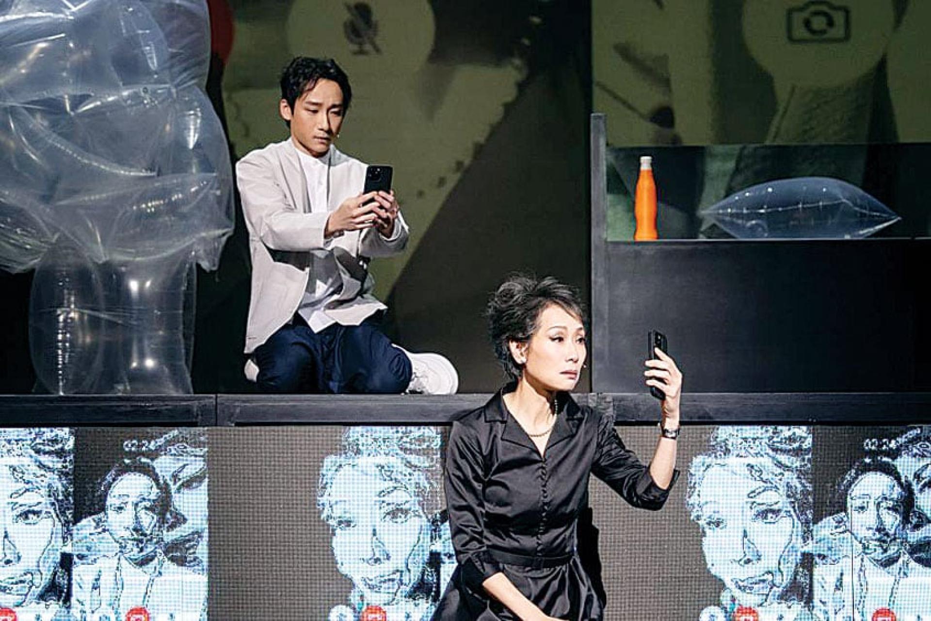 在“意外”篇章中，叶童饰演的米雪在幻像中和儿子“强仔”翁炜桐对话，两人的对手戏非常精彩，导演胡恩威巧妙融合手机镜头语言，为观众带来多重观剧体验。