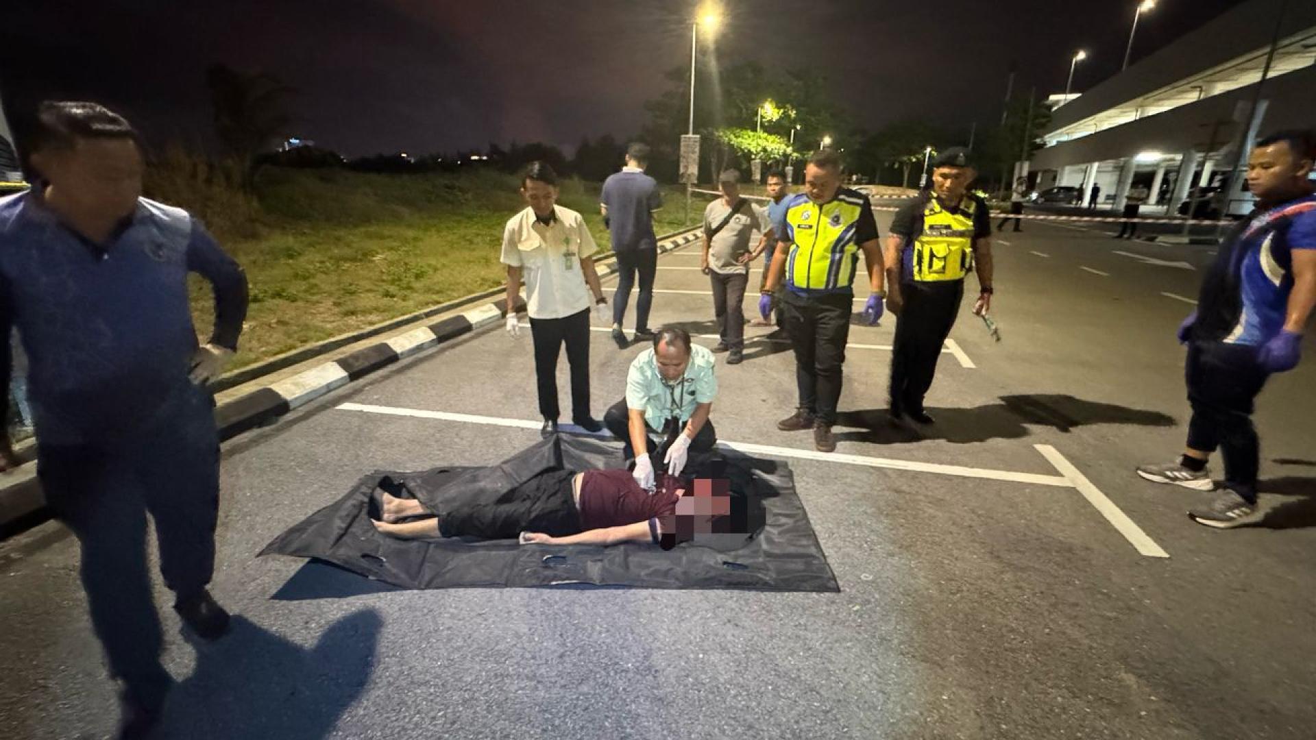 医务人员正检查男性遗体。