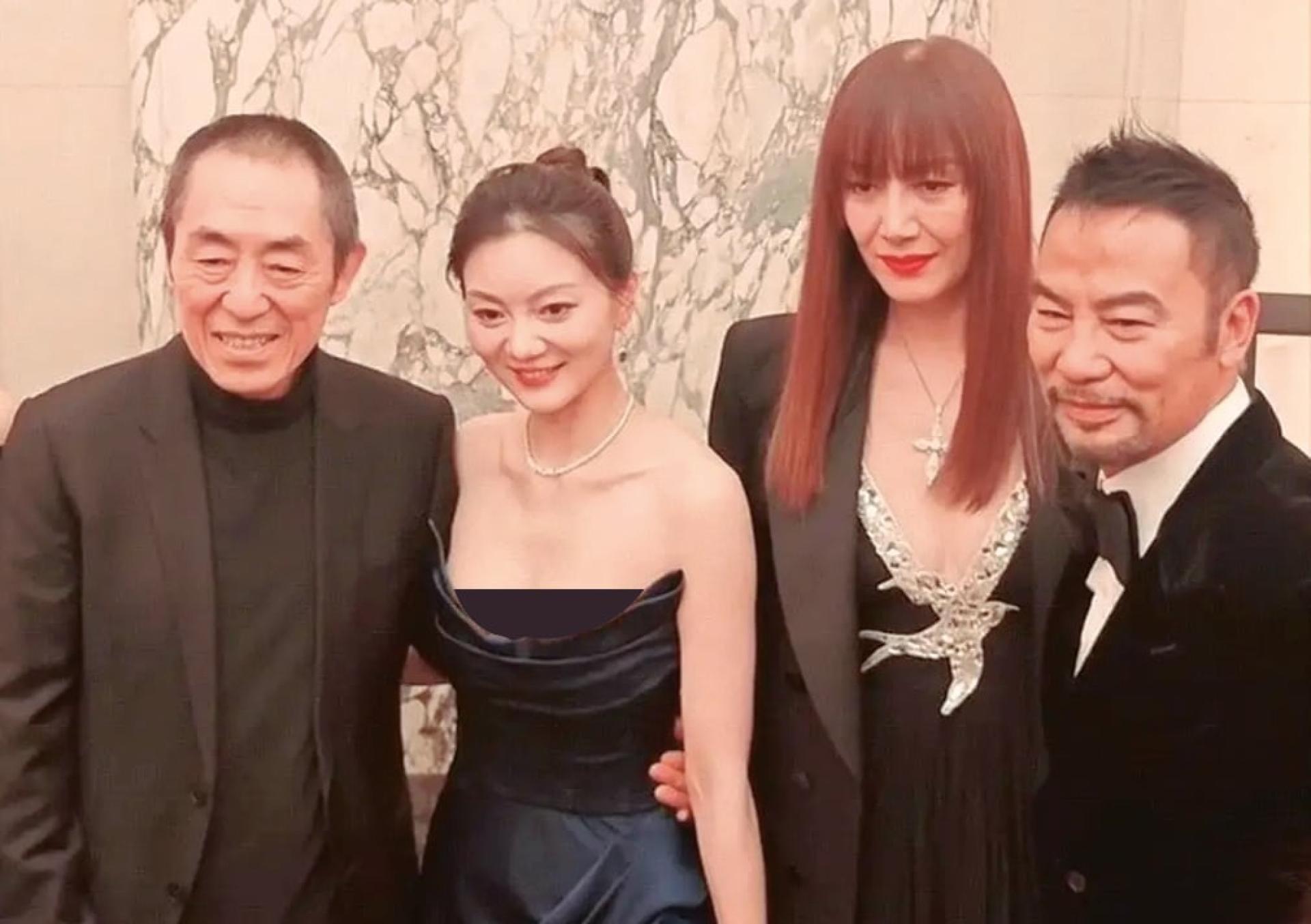 张艺谋夫妇（左起）与任达华夫妇合影。