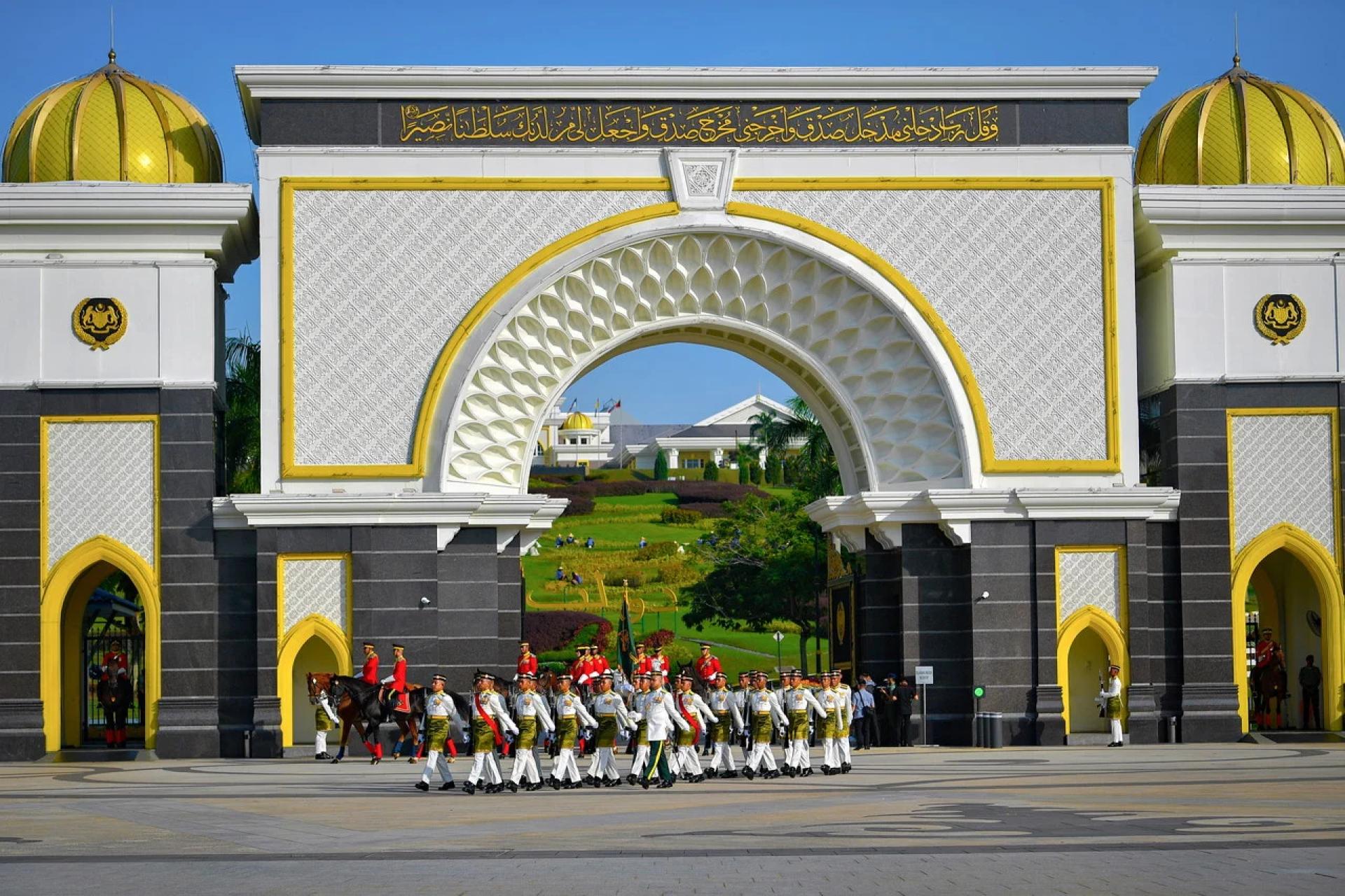 新旧卫队开始交接，旧卫兵操步迈出王宫范围，并在大门前就位，然后新卫兵与他们面对面站立。