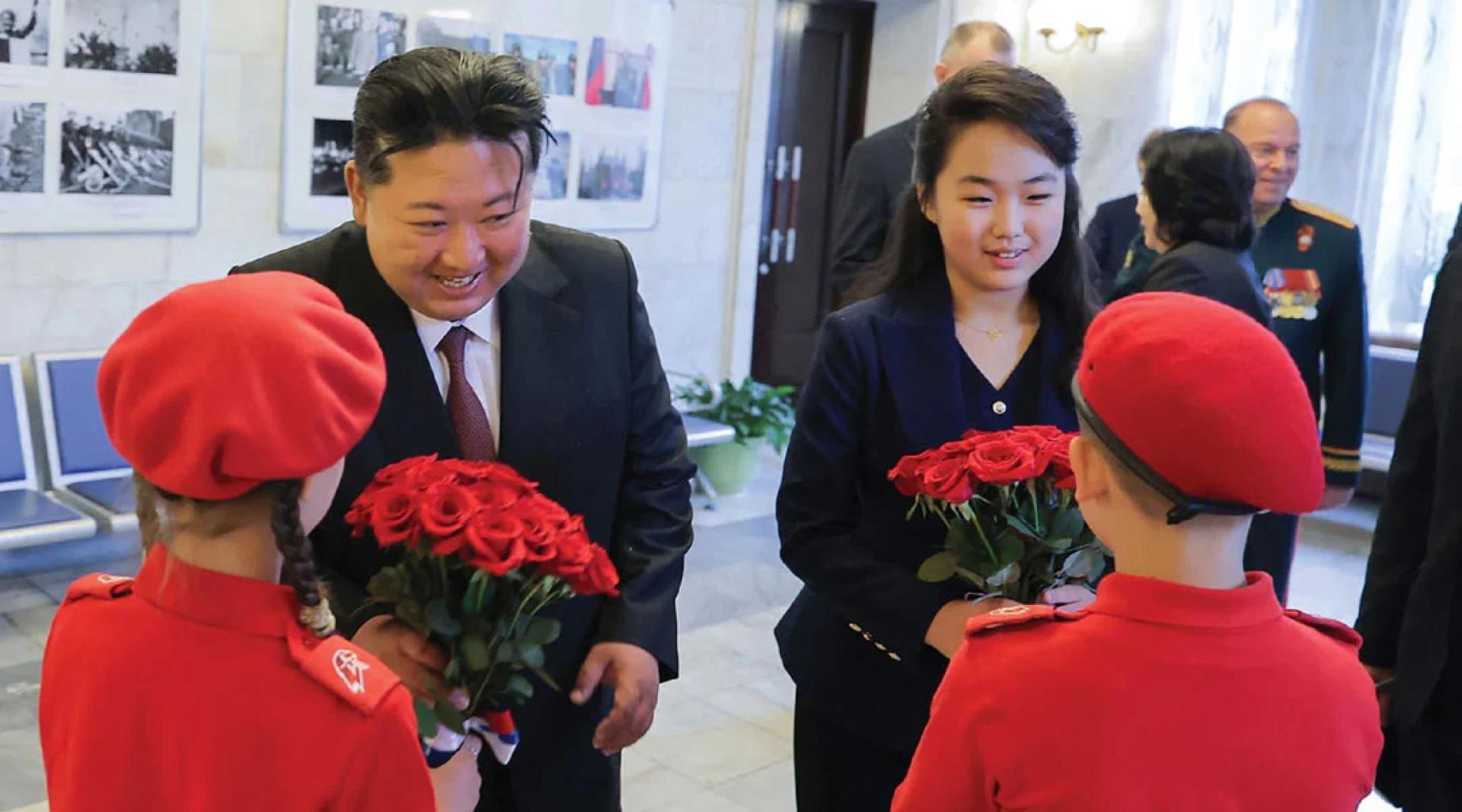 金正恩带同女儿金主爱到访俄罗斯驻朝鲜大使馆。