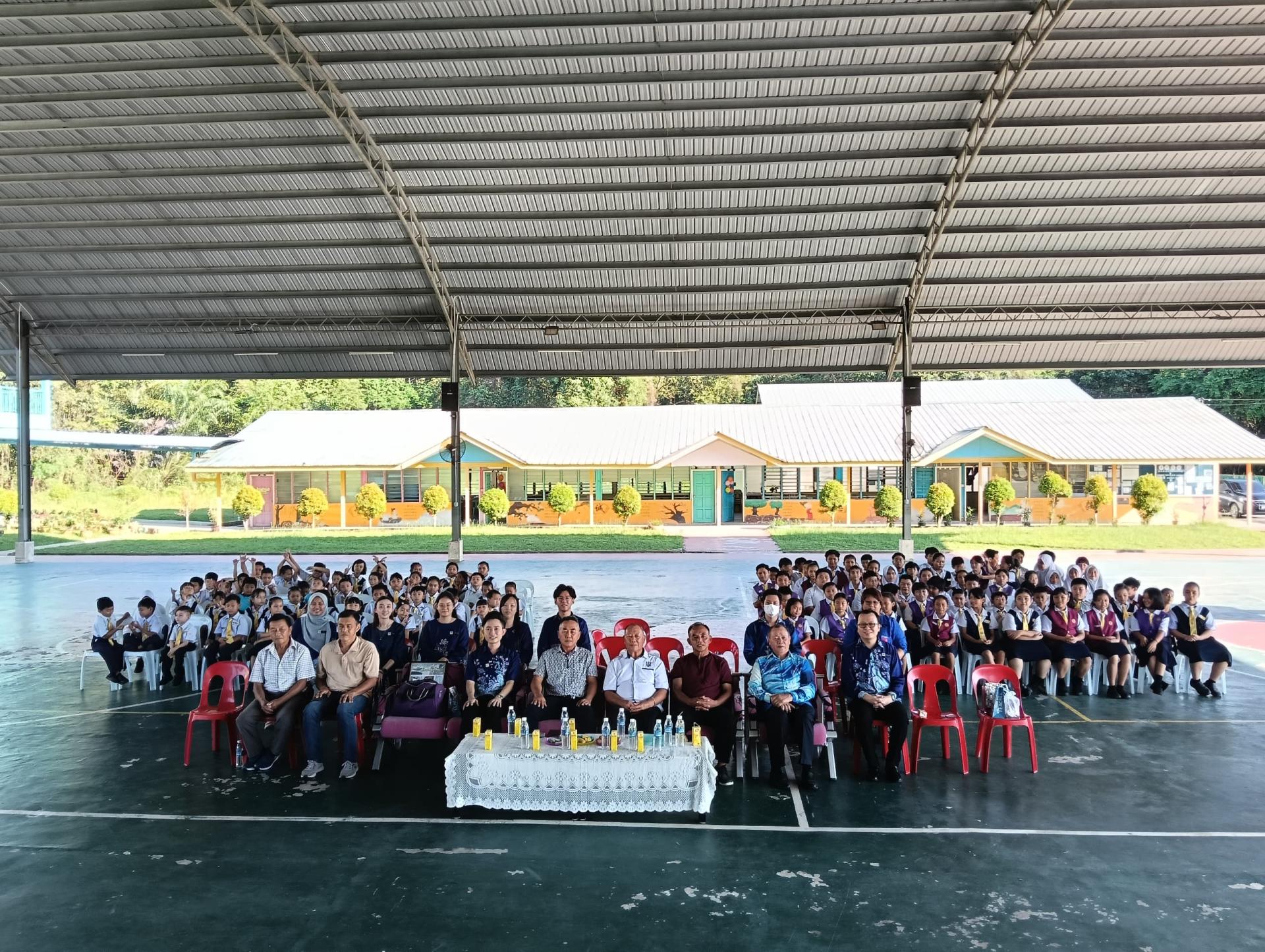 尼亚振南学校举行教师节庆祝活动大合照。