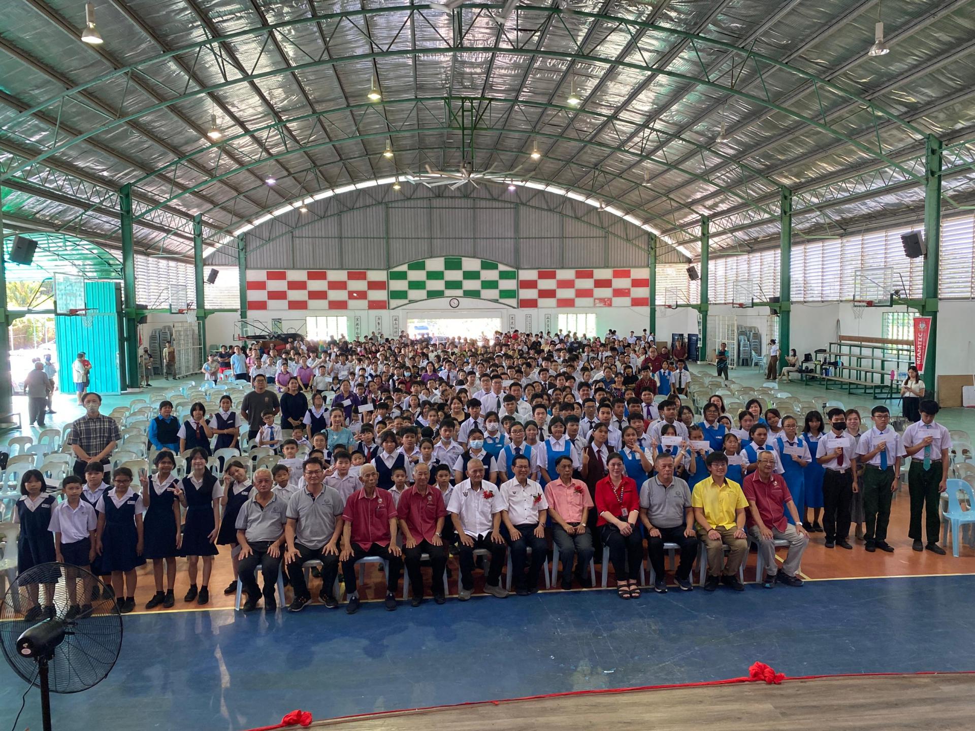 2024年度独立中学教育基金暨美里县中小学华裔清寒子弟助学金移交颁发仪式与会嘉宾合影。