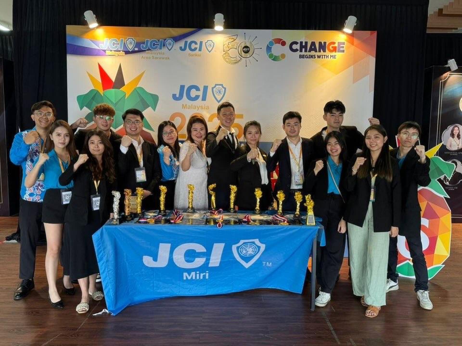 美里国际青年商会在5月1日至4日于泗里街举行的2025年砂区域大会上表现亮眼，凭借团队协作与卓越表现，一举夺得14个奖项，载誉而归。