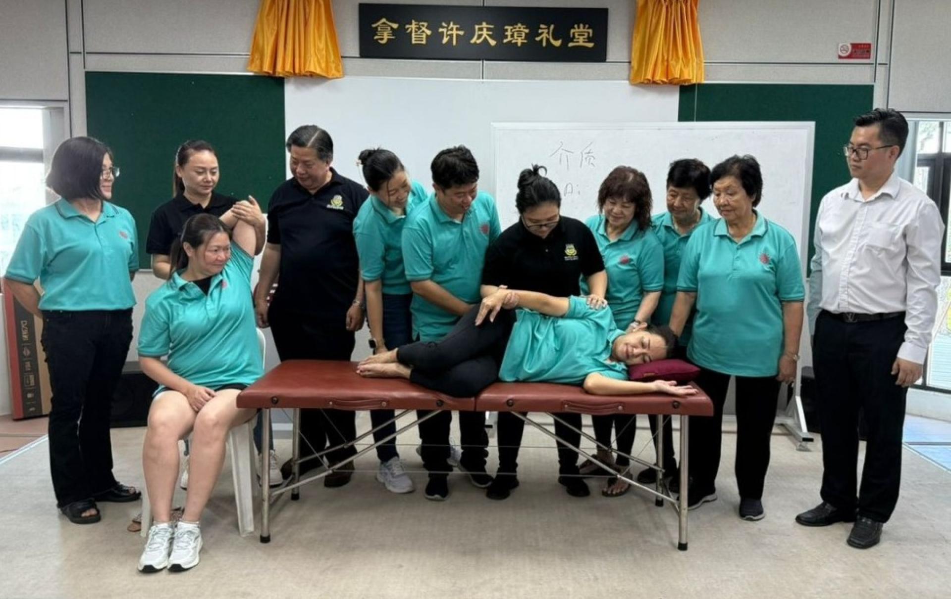 亚洲中医技职学院院长江宗兴（左3）及美里长生会会长佘世琮（左5）与理事在庆华佗诞联办的  义诊现场。