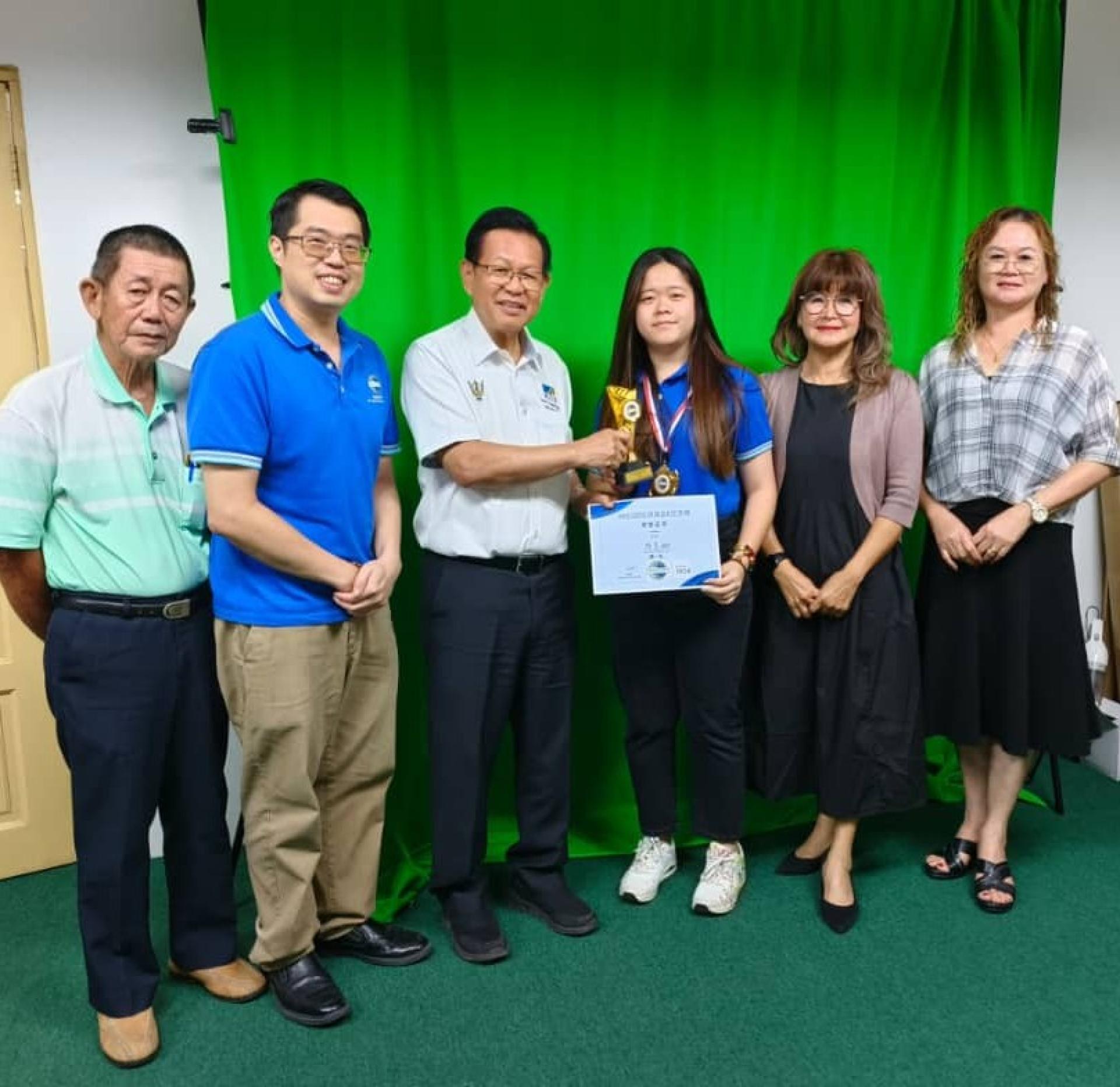 美里文华讲演会会员陈美娜（右3）代表国际讲演会（E区）出席87区域国际讲演比赛。在出发前，一行人在会长许业鸿（左2）带领下，礼貌拜访砂拉越交通部长拿督斯里李景胜（左3）。