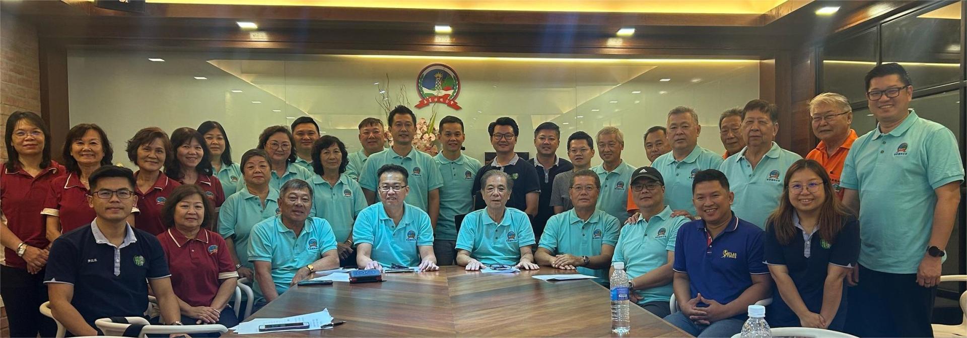 全体筹备会成员于第一次筹备会会议时合影，筹备会主席黄新昇(左起第4)、该会主席 黄志滨(左起第5)、副主席陈邦顺（左起第3）及林啟仁（右起第4）。