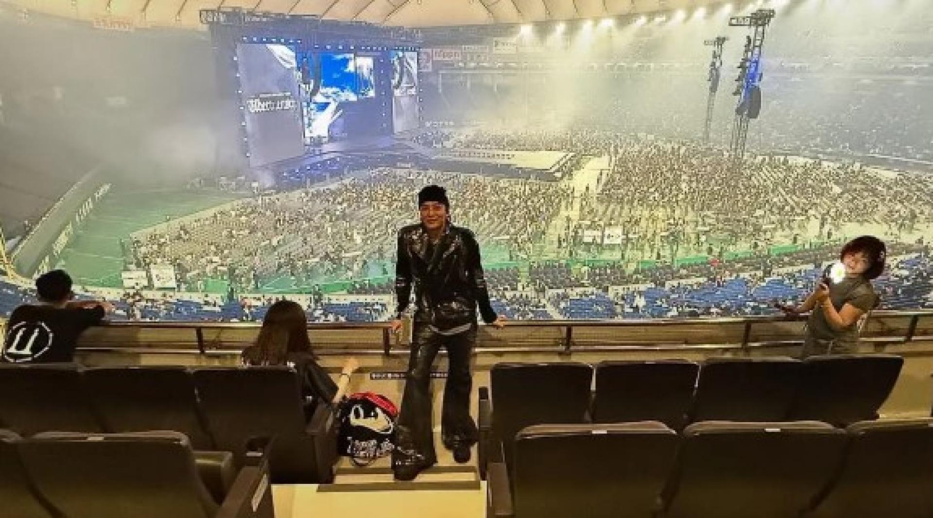 陈晓东欣赏GD东京演唱会，打扮星味十足。