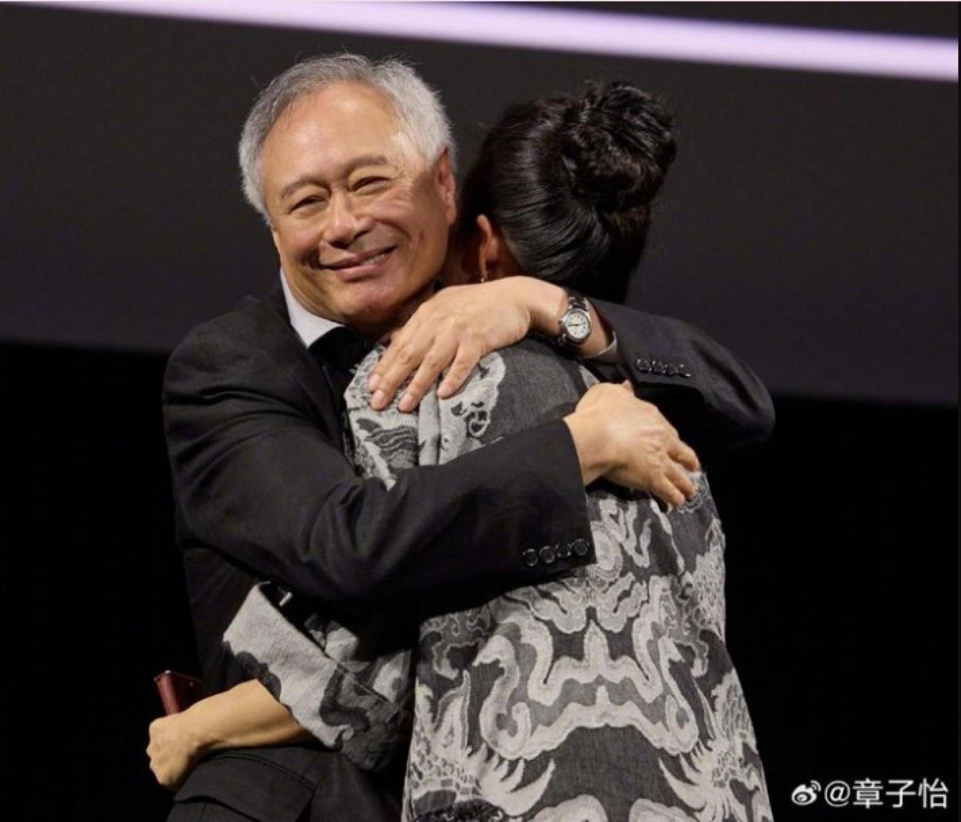 李安与章子怡在重映活动上首次拥抱，温暖人心。