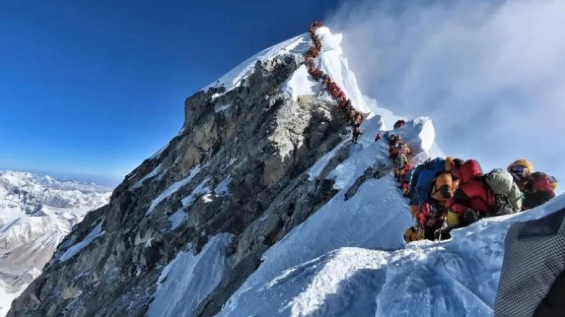 尼泊尔旅游局数据显示，截至5月2日，已有441名登山者获准在今春由南坡攀登玛峰，人数已超2024年同期。（档案照）