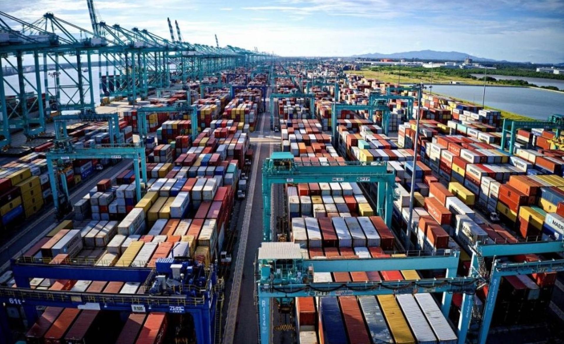 图为丹绒柏勒巴斯港（Port of Tanjung Pelepas）。