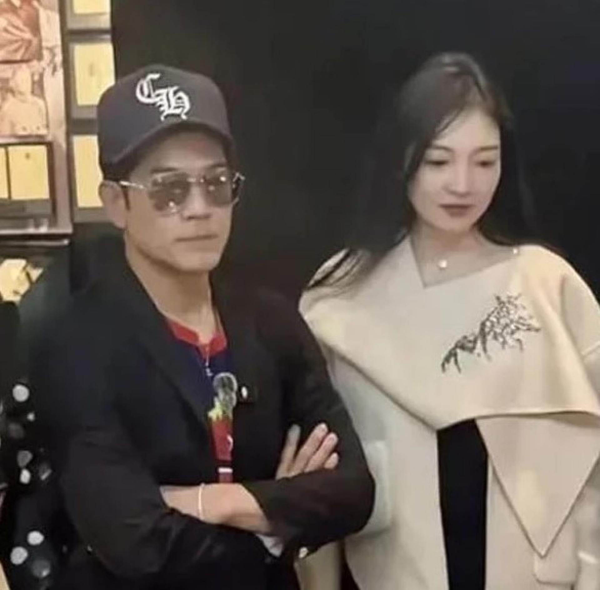 郭富城现身上海，有长发美女相伴。