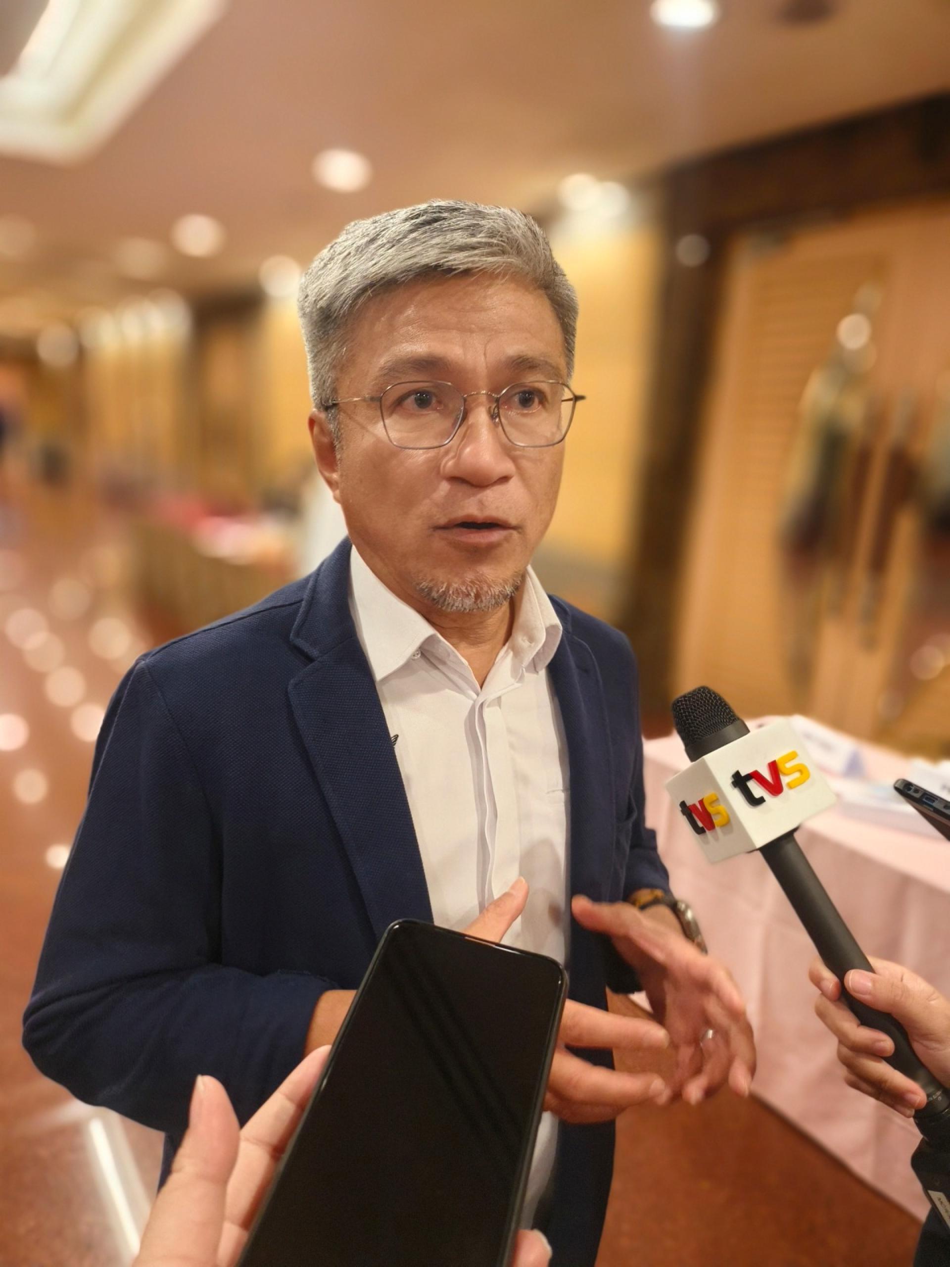 拿督安华拉法益接受媒体访问时摄。