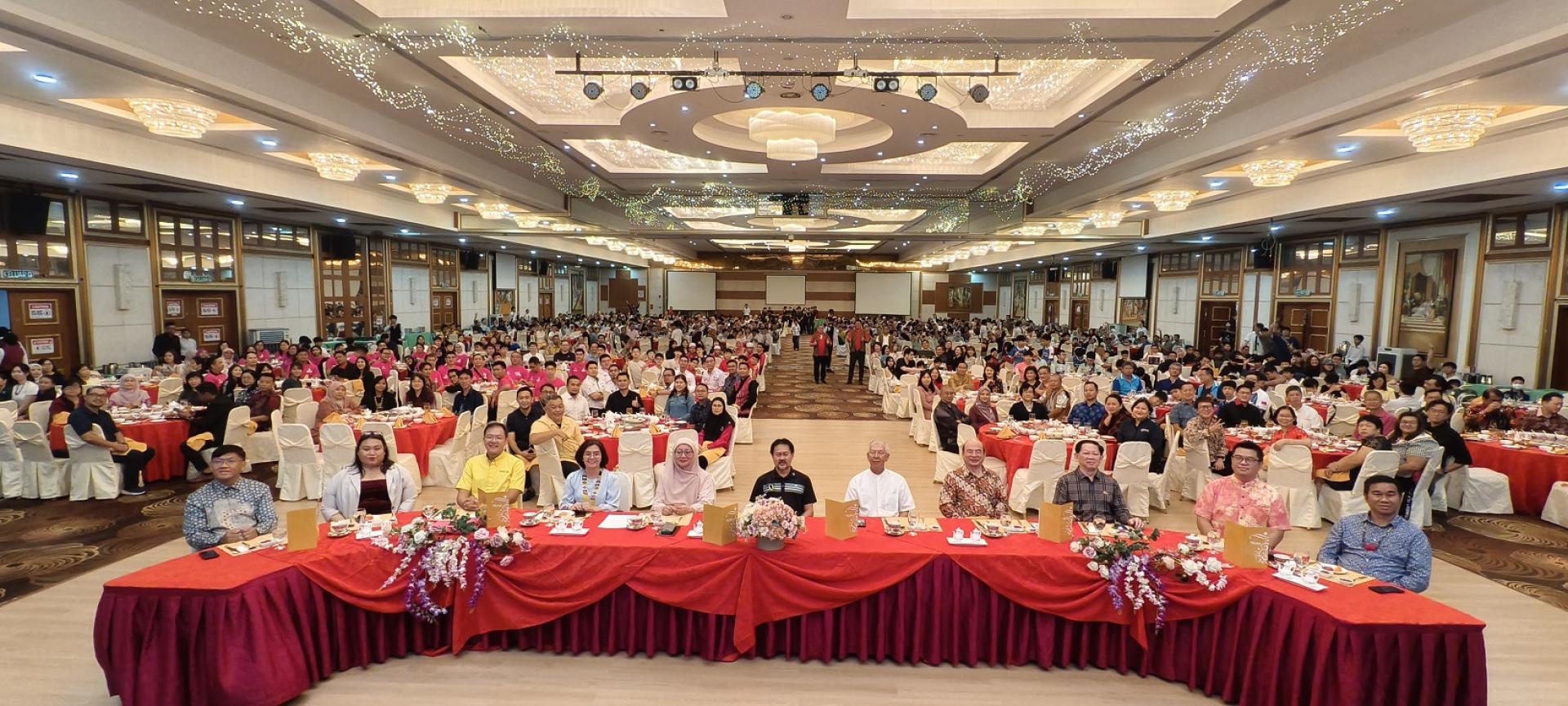 2025年婆罗洲国际机器人锦标赛闭幕颁奖晚宴全场大合影。