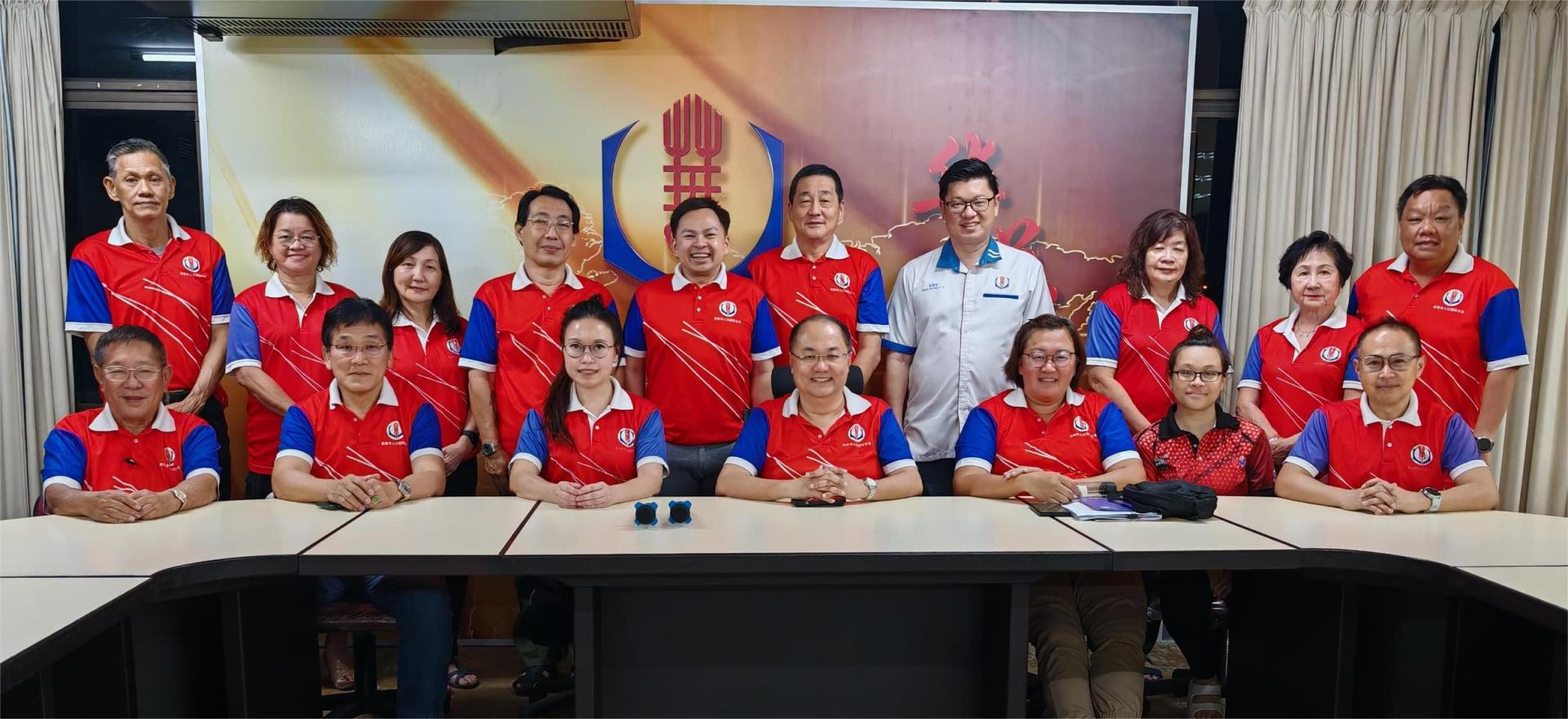第4届YB拿督斯里李景胜挑战杯北砂区中小学暨公开挥春比赛筹备会成员合影。坐者左3为筹备会  主席许爱妮；右4为美里省华总会长吴健平。